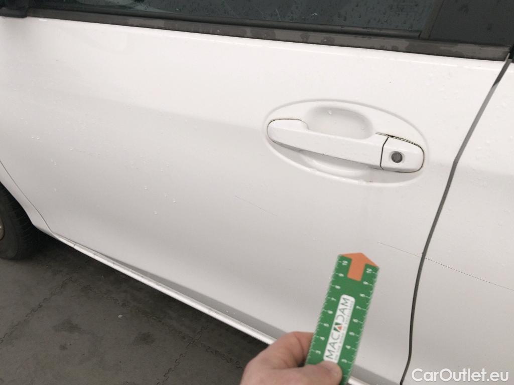  Toyota  Yaris TOYOTA  / 2017 / 5P / berlina con portón 1.5 100H Active #2