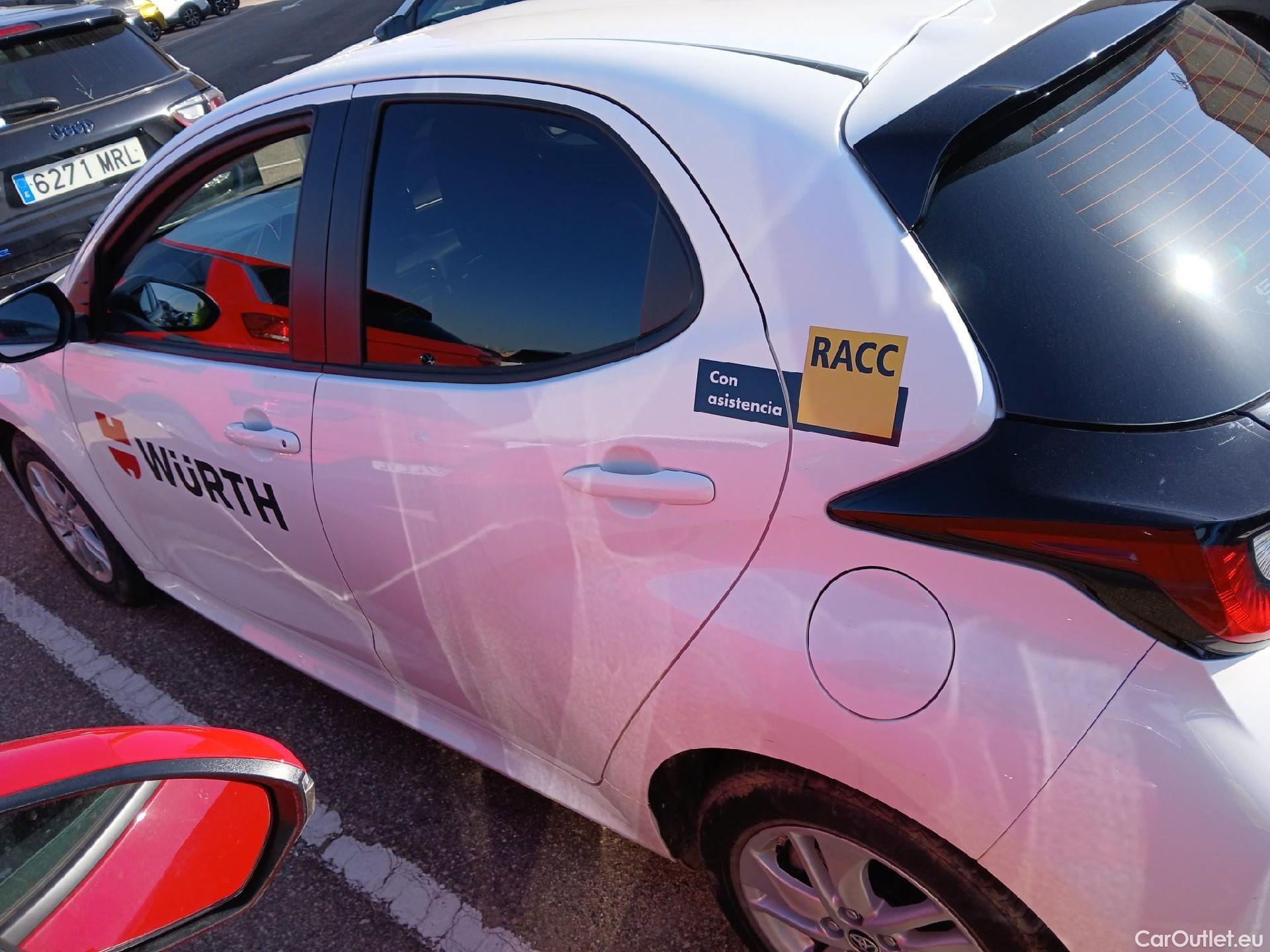  Toyota  Yaris TOYOTA  / 2020 / 5P / berlina con portón 1.5 120H Business Plus #11