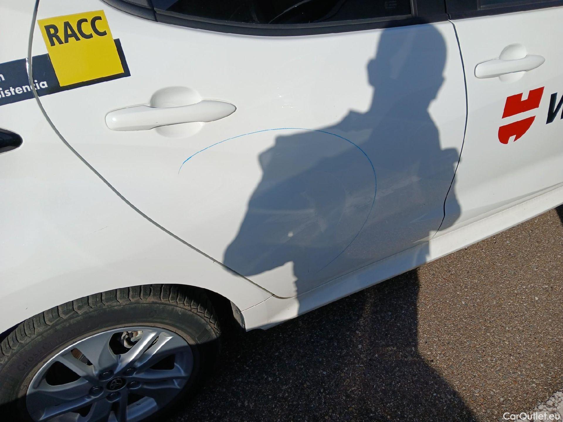  Toyota  Yaris TOYOTA  / 2020 / 5P / berlina con portón 1.5 120H Business Plus #14