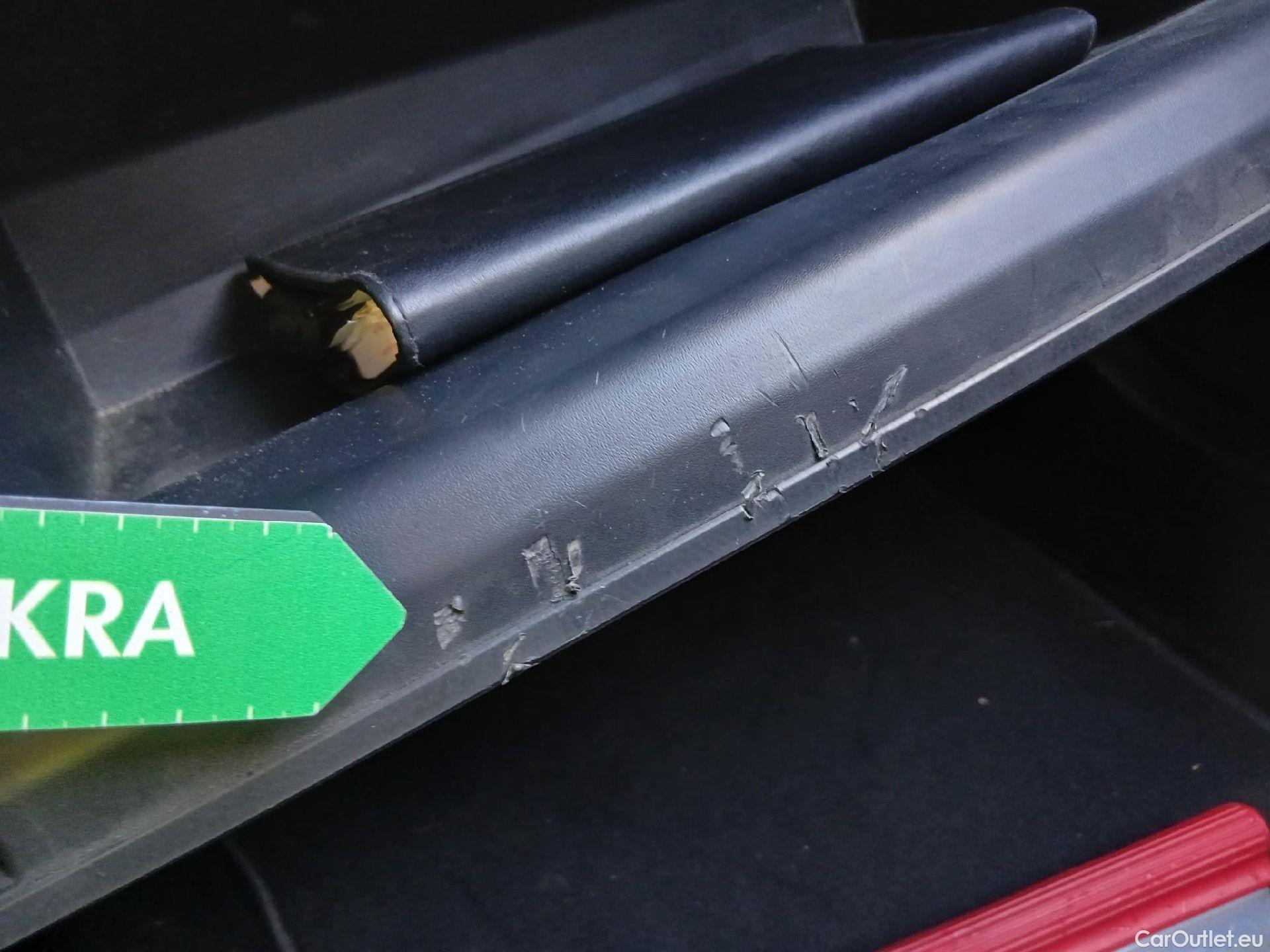  Toyota  C-HR TOYOTA  / 2016 / 5P / todoterreno 1.8 125H Advance (CX) #3