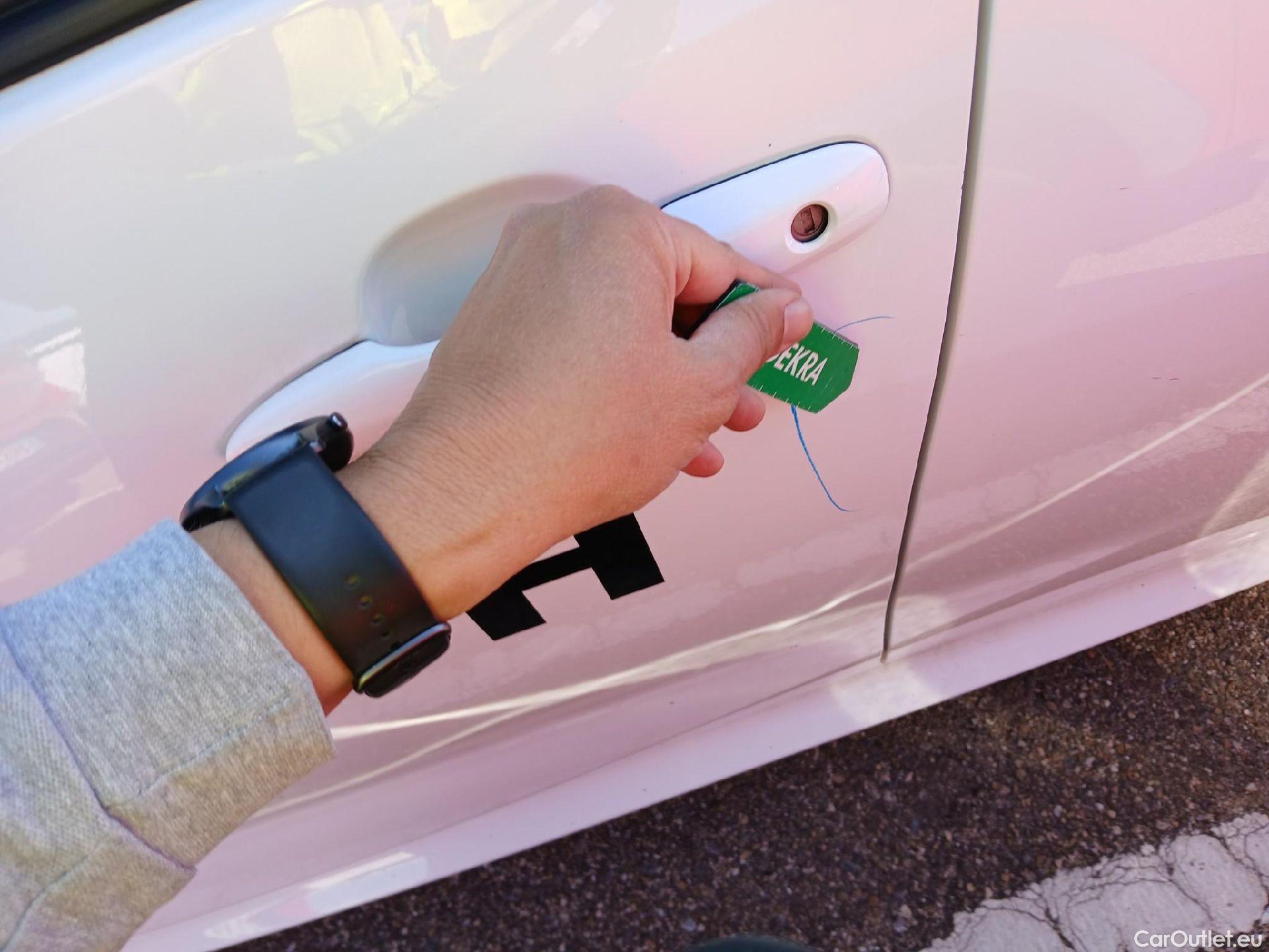  Toyota  Yaris TOYOTA  / 2020 / 5P / berlina con portón 1.5 120H Business Plus #8