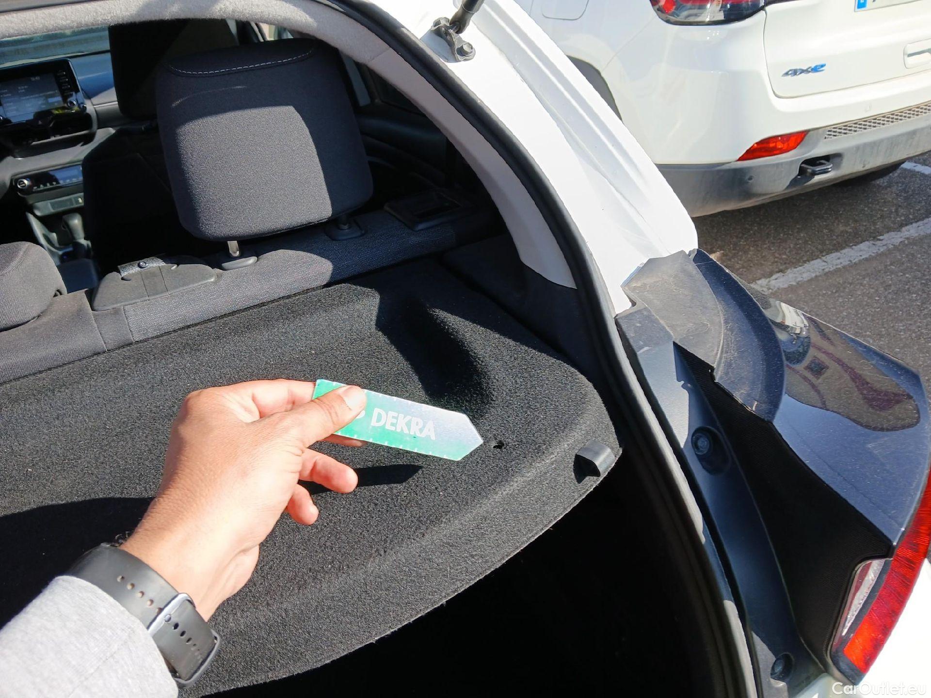  Toyota  Yaris TOYOTA  / 2020 / 5P / berlina con portón 1.5 120H Business Plus #4