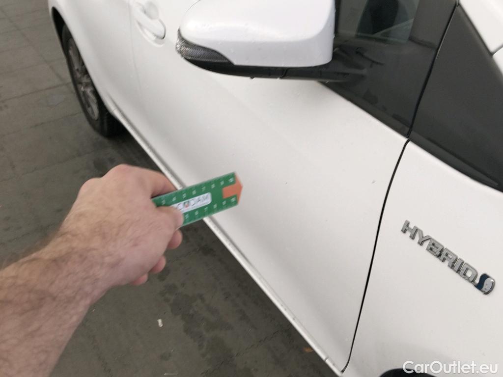  Toyota  Yaris TOYOTA  / 2017 / 5P / berlina con portón 1.5 100H Active #4