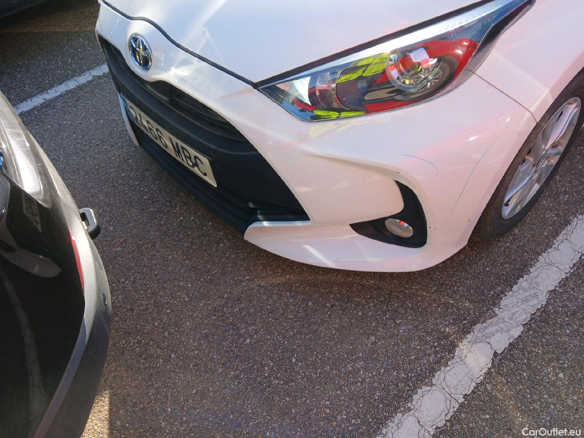  Toyota  Yaris TOYOTA  / 2020 / 5P / berlina con portón 1.5 120H Business Plus #6