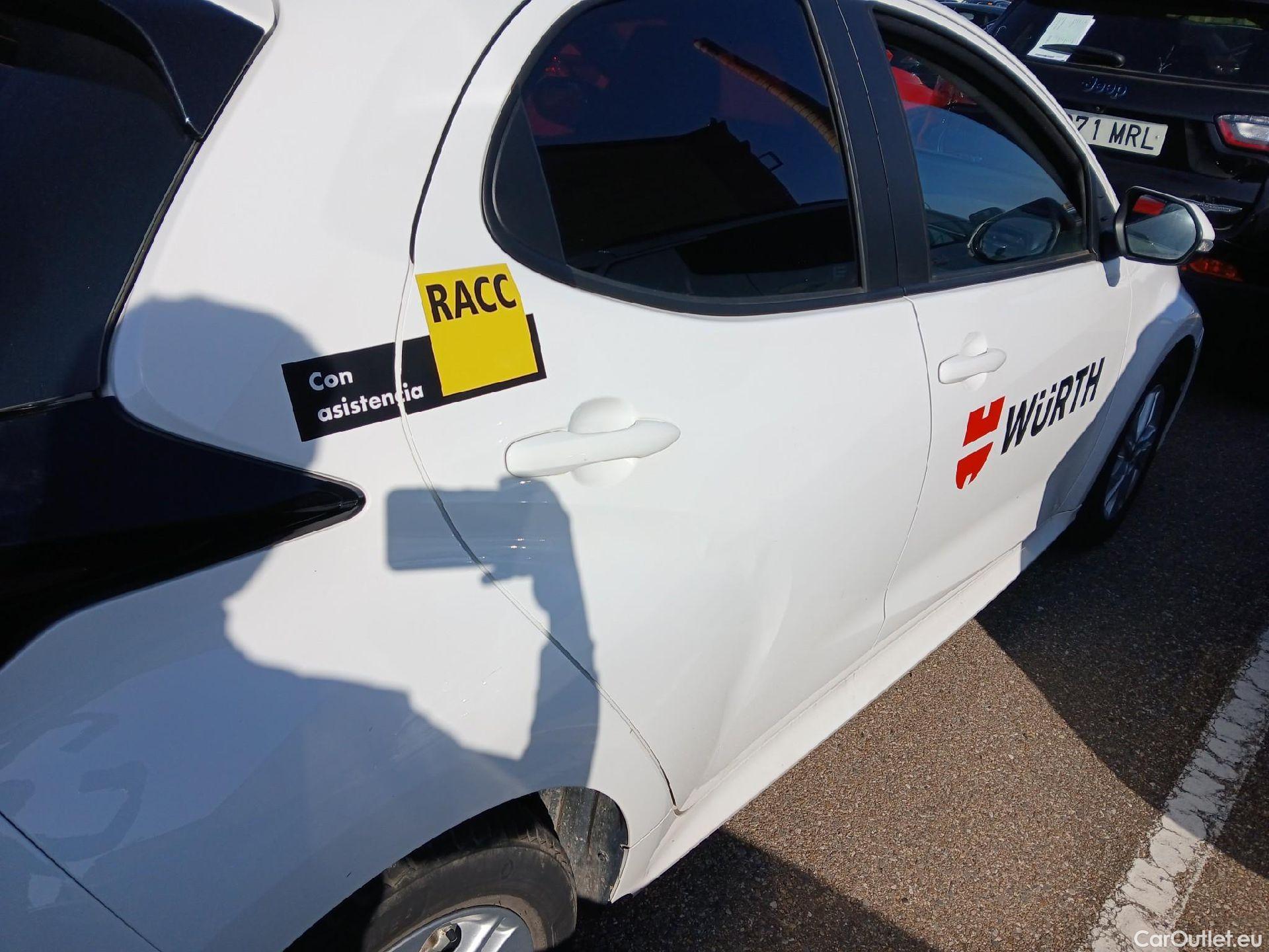  Toyota  Yaris TOYOTA  / 2020 / 5P / berlina con portón 1.5 120H Business Plus #13