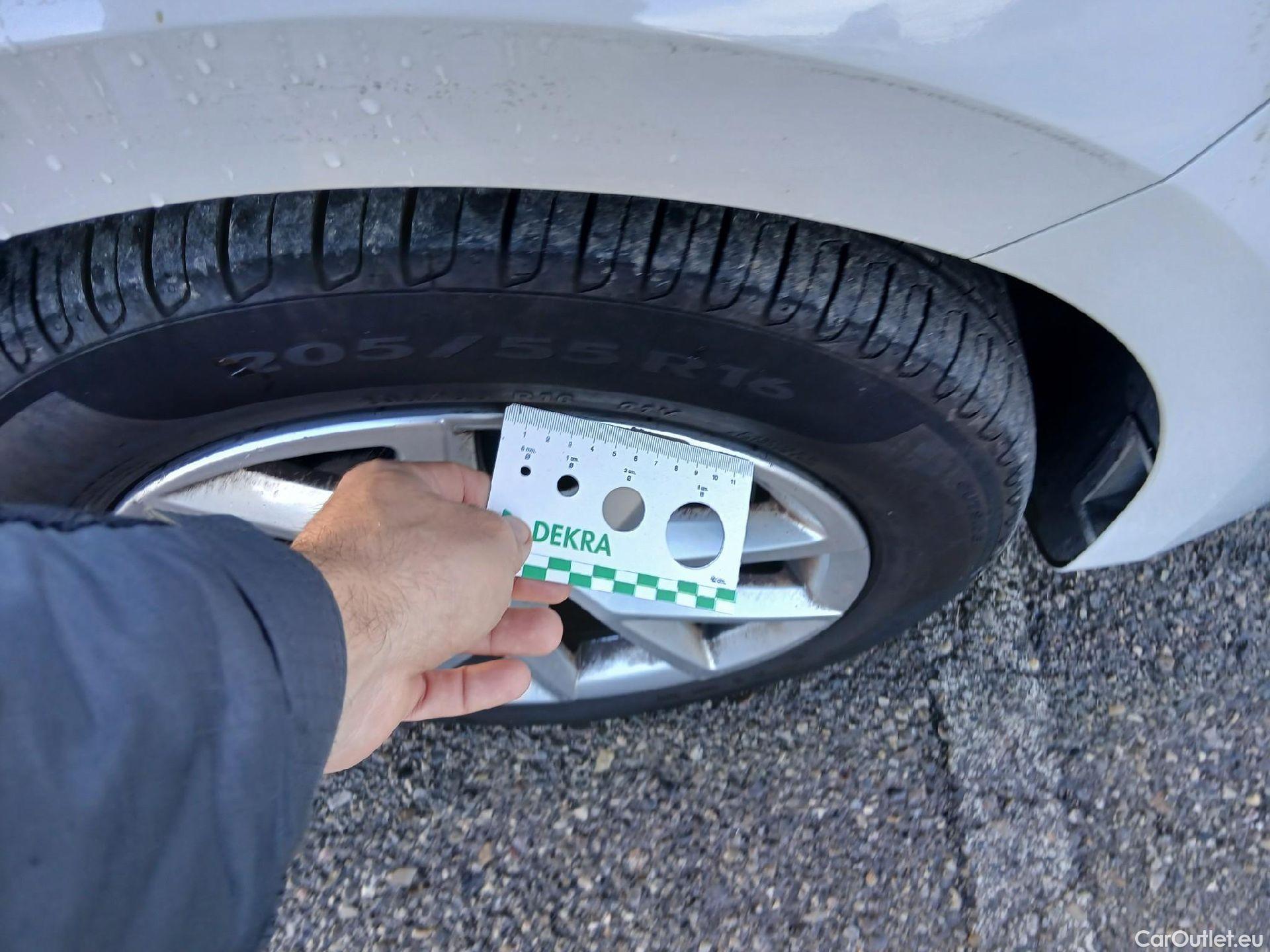  Land Rover  Discovery SEAT Nuevo León / 2020 / 5P / berlina con portón 2.0 TDI 85kW S&S Style Go (AC3) #18