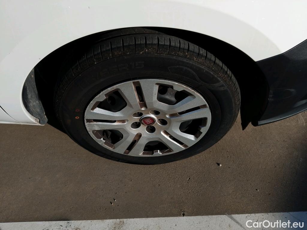  Fiat  Doblo FIAT Doblò Cargo/2015/4P/furgón derivado de turismo Cargo SX 1.6 Mjet 66kW (90CV) (AC) #32