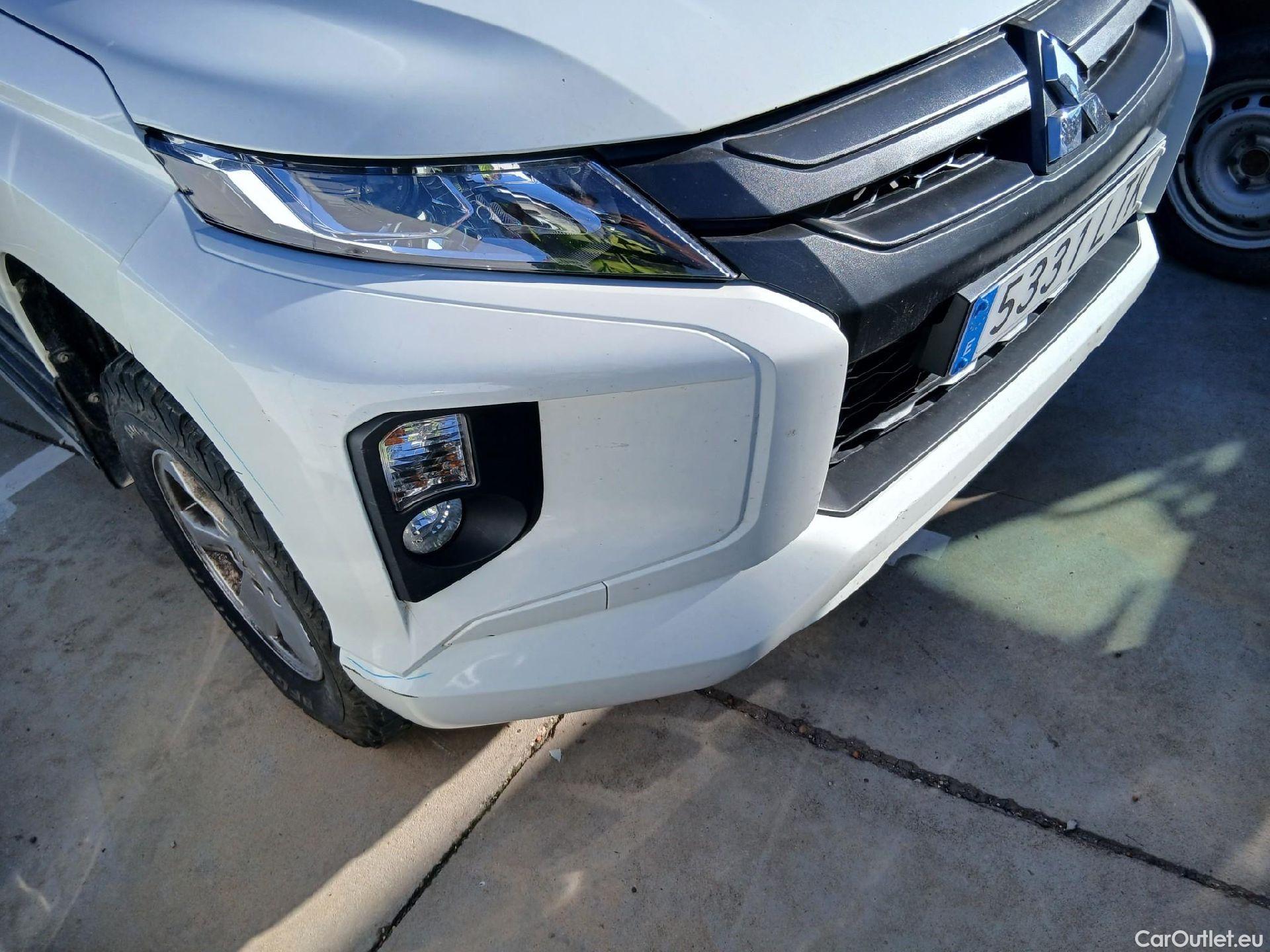  Mitsubishi  L200 MITSUBISHI  / 2019 / 4P / pickup doble cabina D/C 220 DI-D M-Pro #2