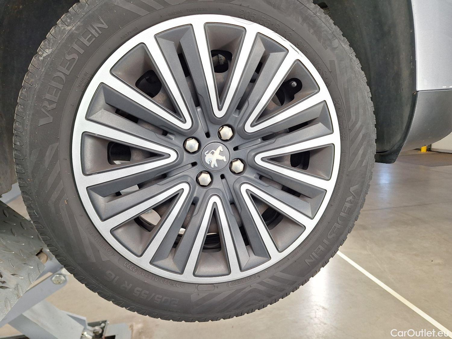  Peugeot  2008 Peugeot,  FL'16, Peugeot  1.2 Puretech 61kW S&S Active 5d #1