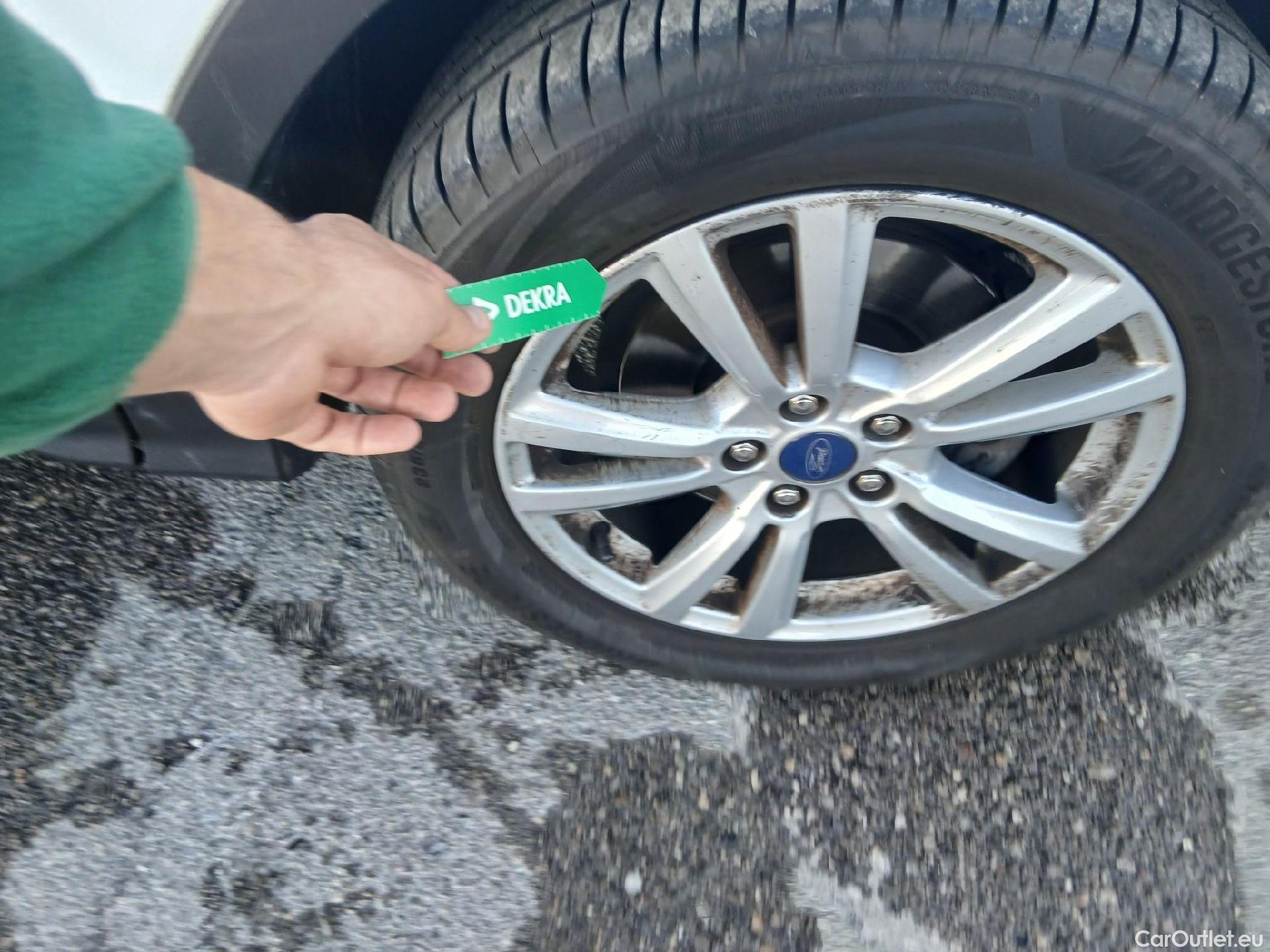  Ford  Kuga FORD  / 2016 / 5P / todoterreno 1.5 EcoBoost 88kW 4x2 Trend+ (CX) #40