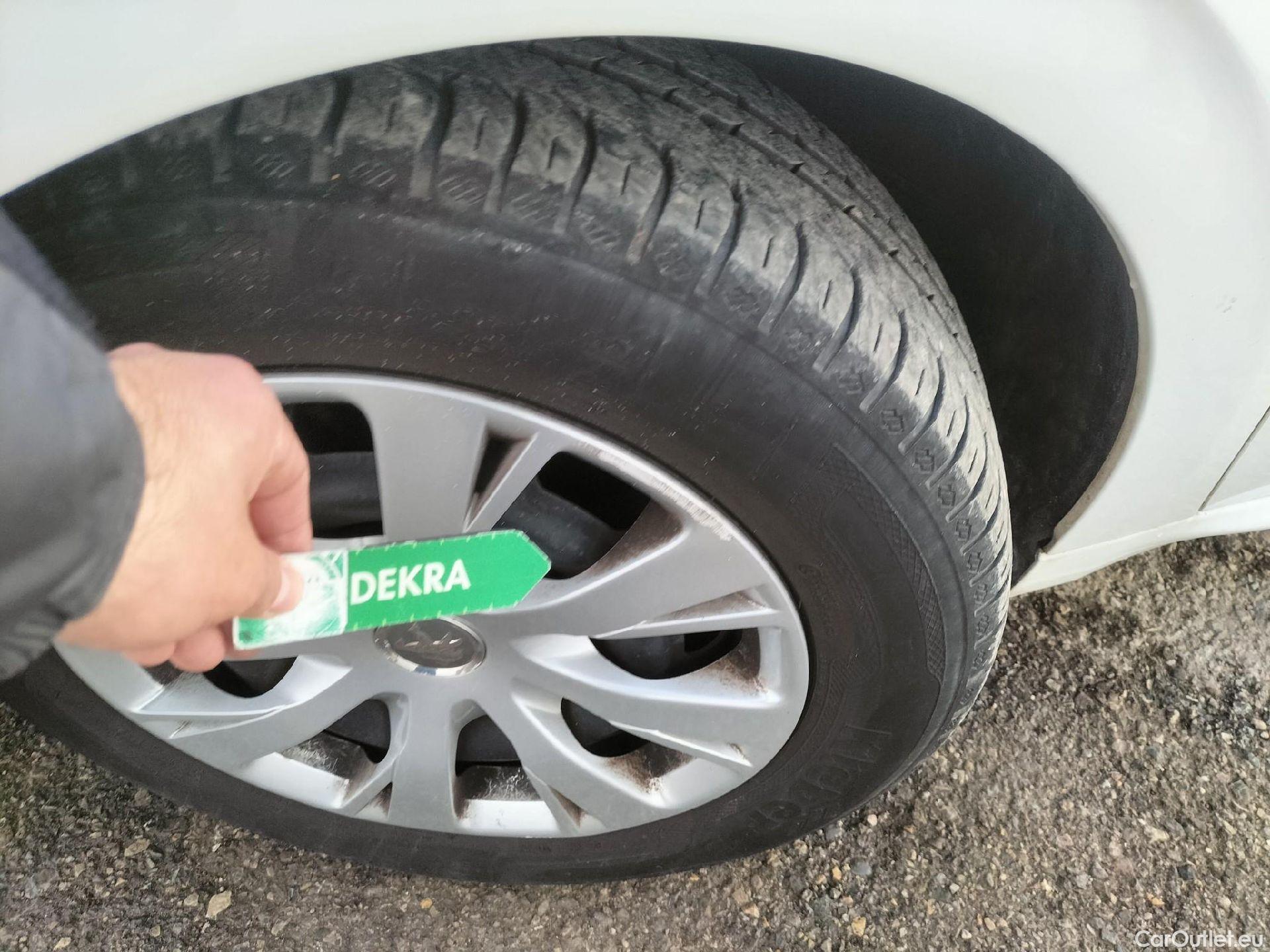  Peugeot  208 PEUGEOT  / 2015 / 5P / berlina con portón 5P ACTIVE BlueHDi 73kW (100CV) #7