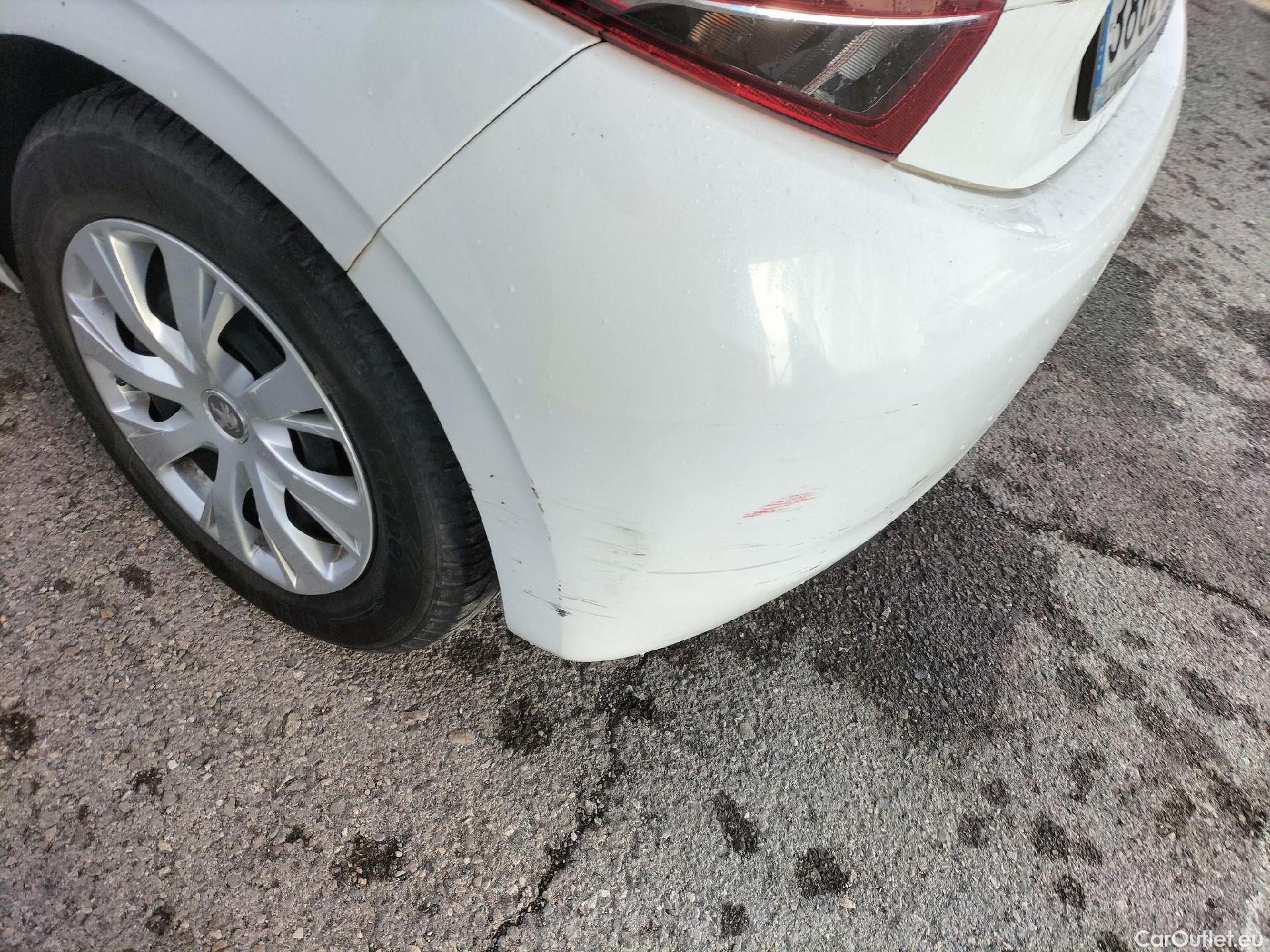  Peugeot  208 PEUGEOT  / 2015 / 5P / berlina con portón 5P ACTIVE BlueHDi 73kW (100CV) #27