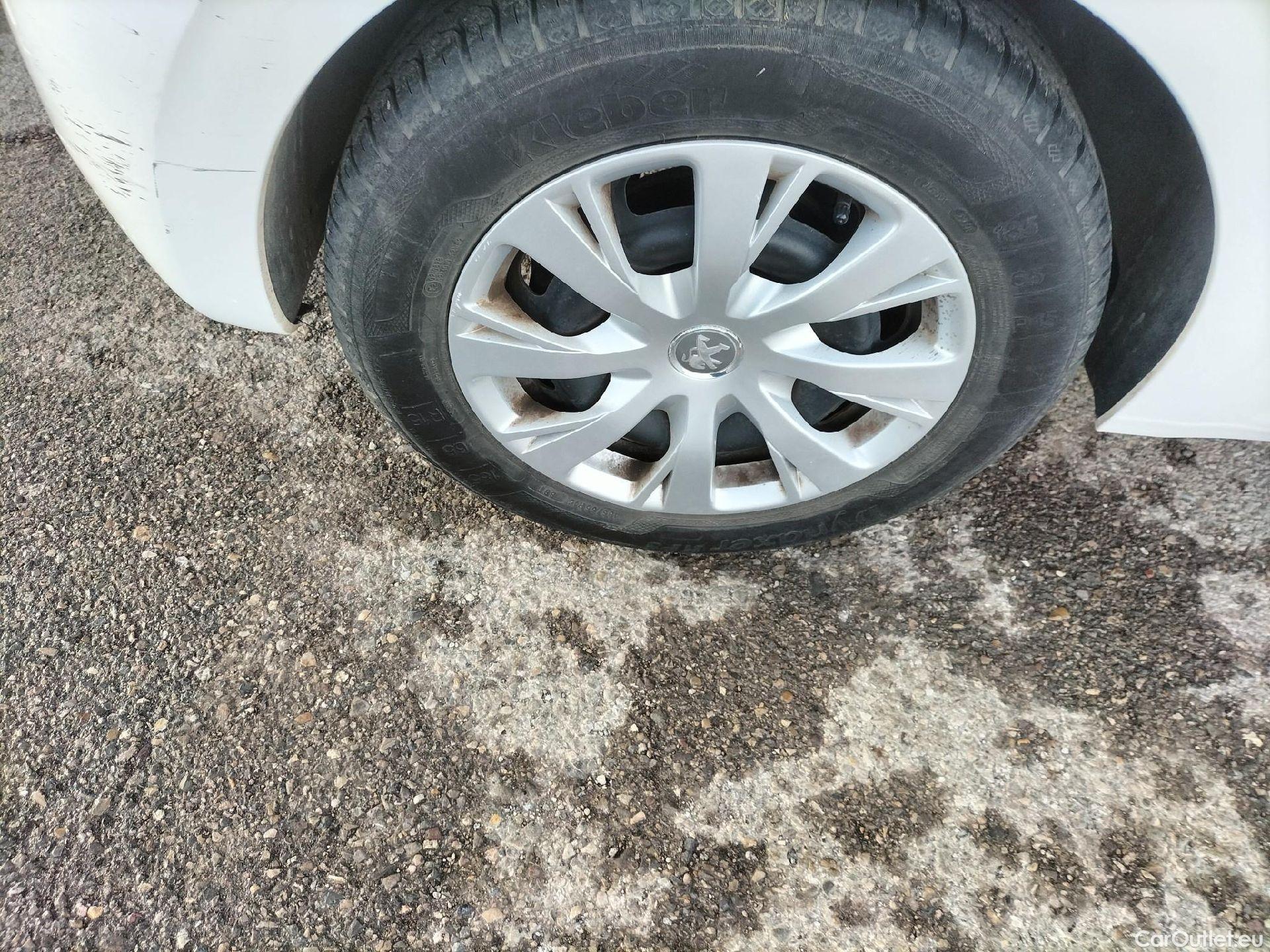  Peugeot  208 PEUGEOT  / 2015 / 5P / berlina con portón 5P ACTIVE BlueHDi 73kW (100CV) #38