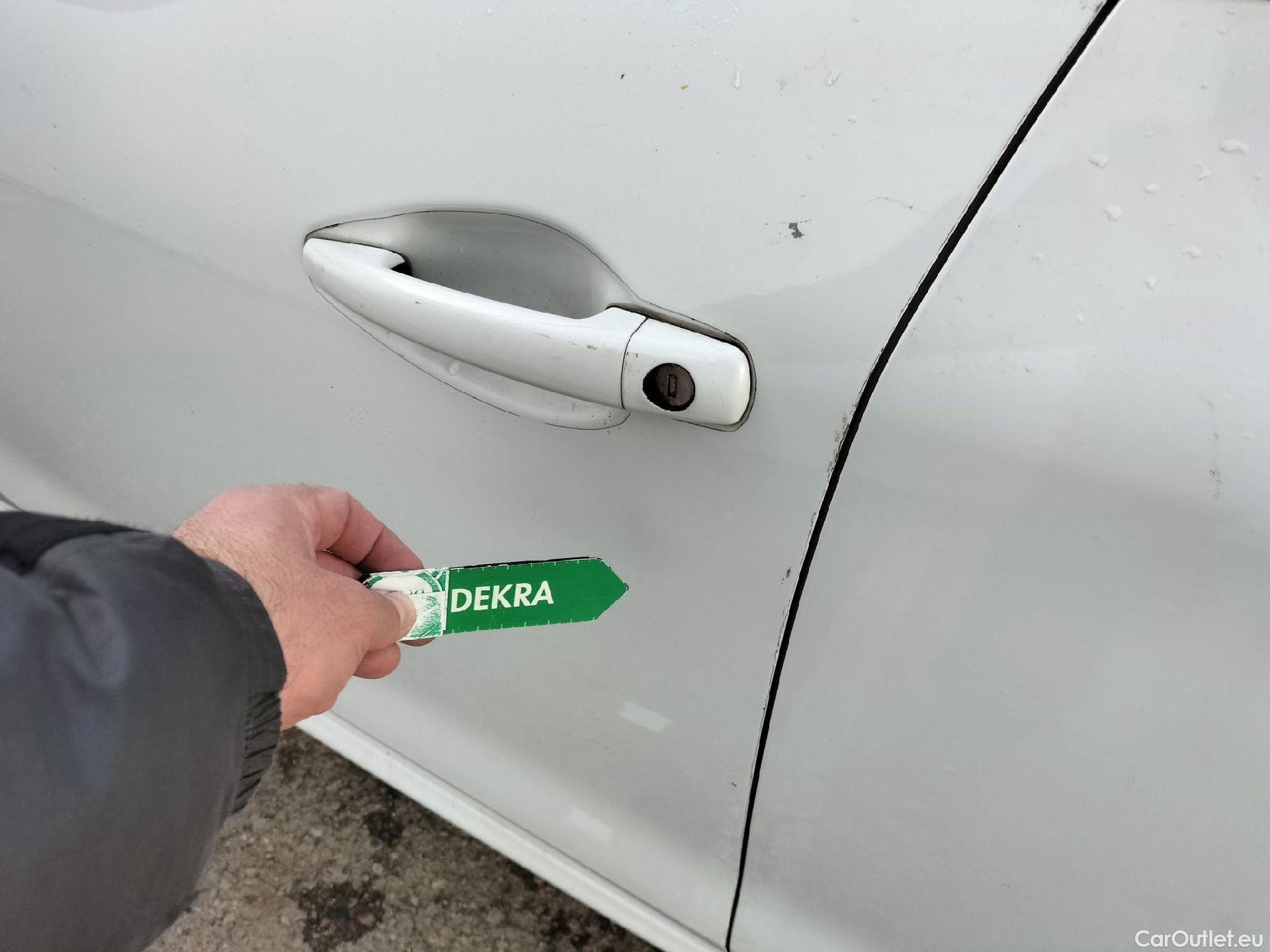  Peugeot  208 PEUGEOT  / 2015 / 5P / berlina con portón 5P ACTIVE BlueHDi 73kW (100CV) #12