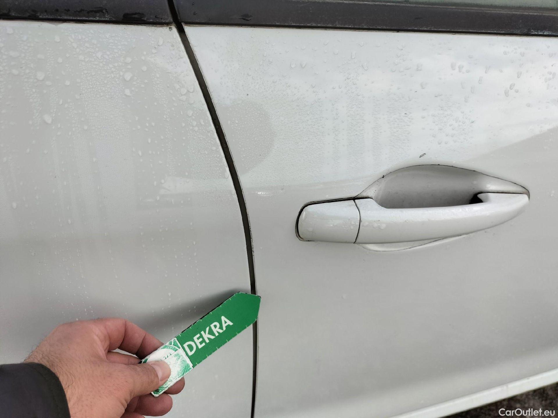  Peugeot  208 PEUGEOT  / 2015 / 5P / berlina con portón 5P ACTIVE BlueHDi 73kW (100CV) #44