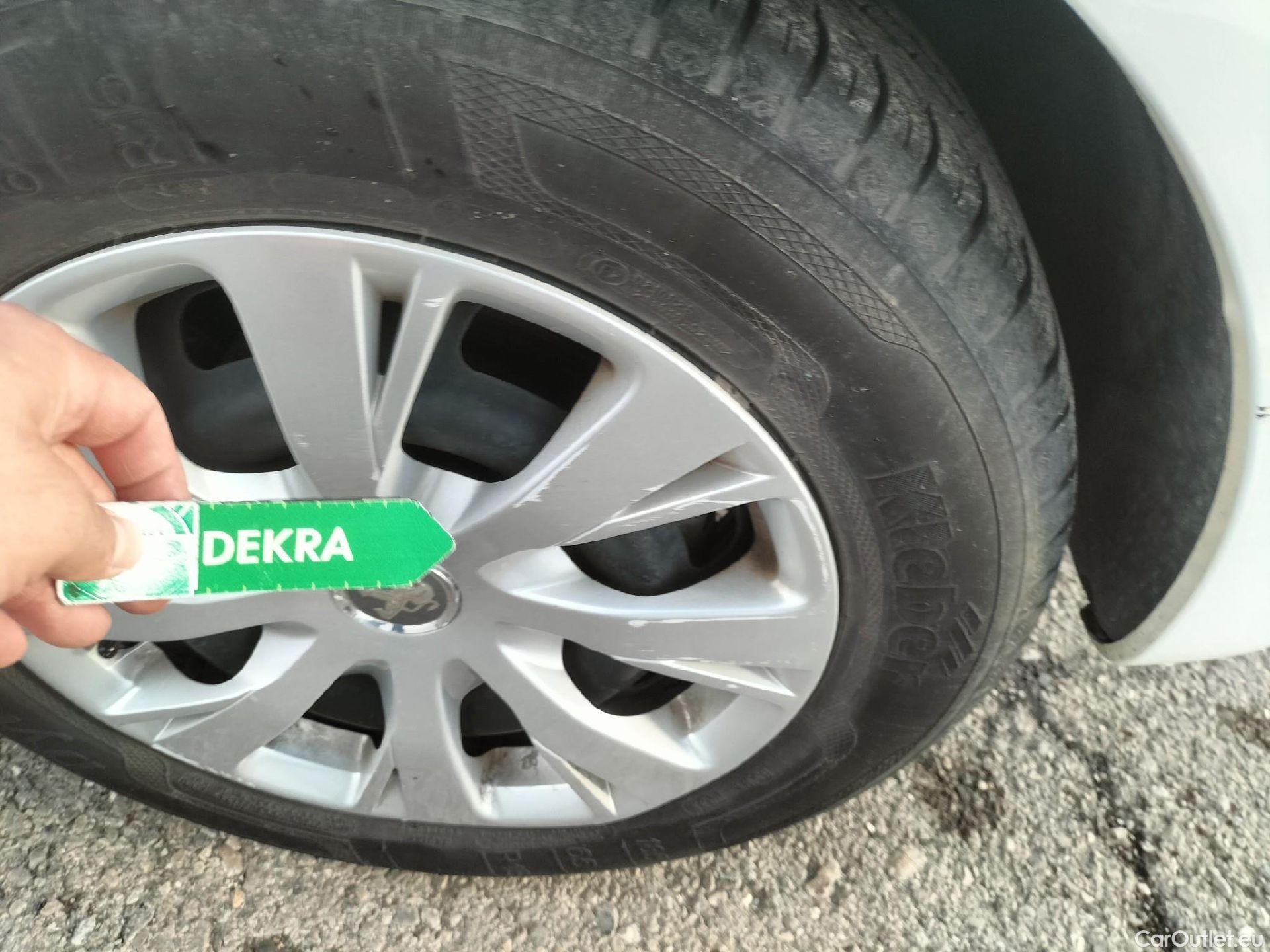  Peugeot  208 PEUGEOT  / 2015 / 5P / berlina con portón 5P ACTIVE BlueHDi 73kW (100CV) #24