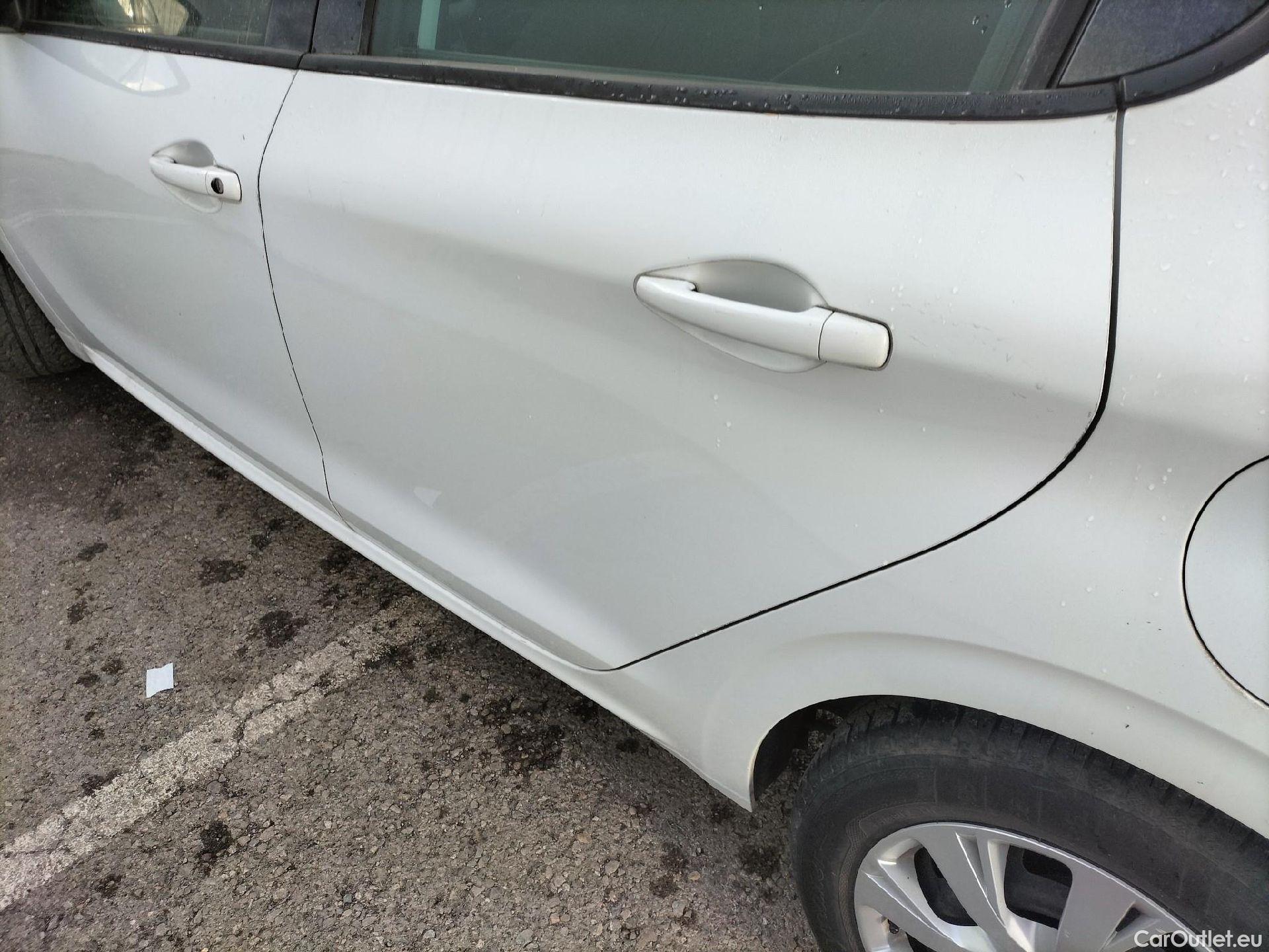  Peugeot  208 PEUGEOT  / 2015 / 5P / berlina con portón 5P ACTIVE BlueHDi 73kW (100CV) #21