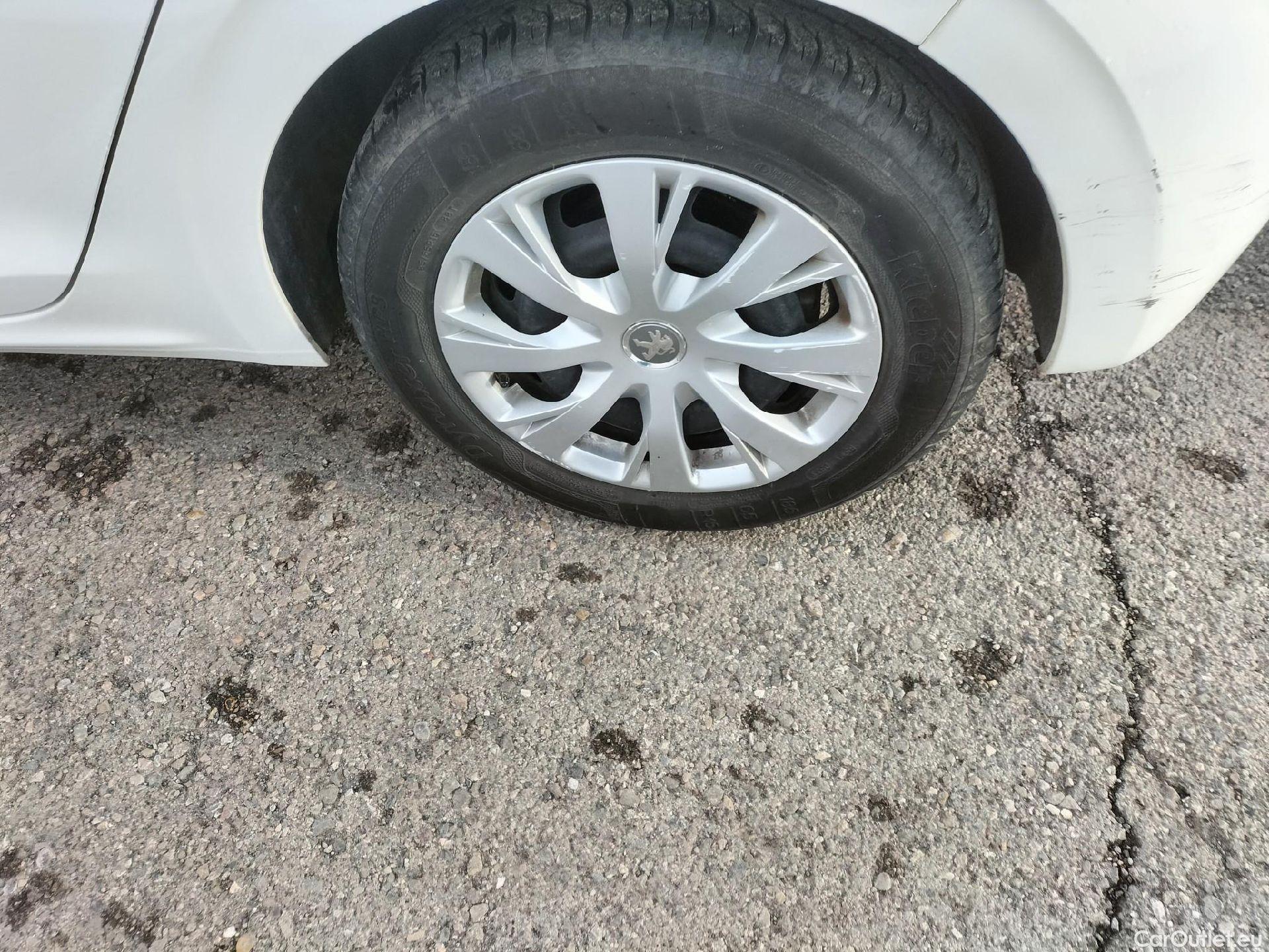  Peugeot  208 PEUGEOT  / 2015 / 5P / berlina con portón 5P ACTIVE BlueHDi 73kW (100CV) #25