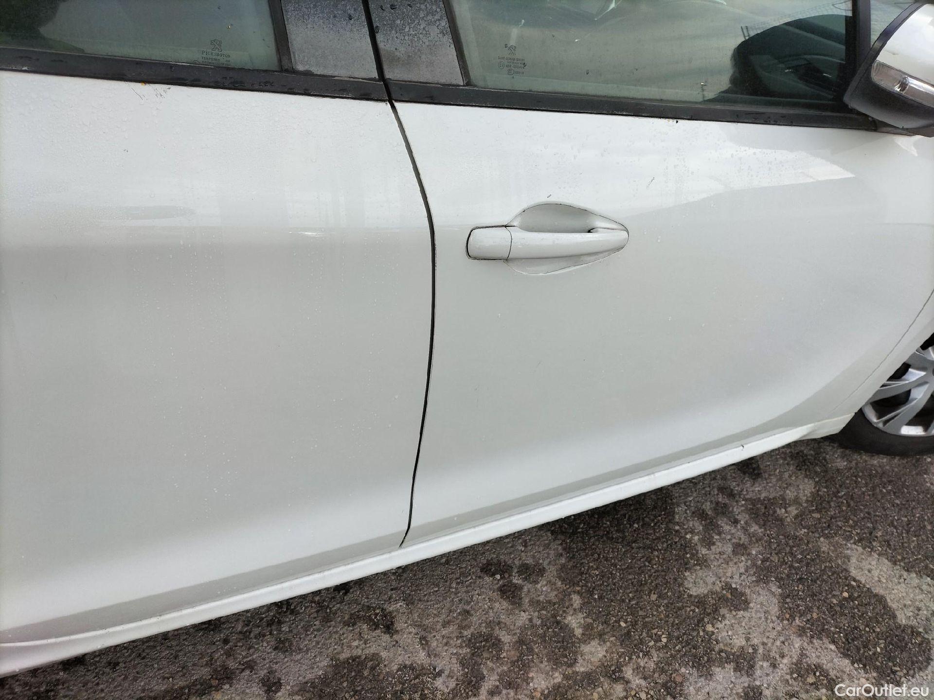  Peugeot  208 PEUGEOT  / 2015 / 5P / berlina con portón 5P ACTIVE BlueHDi 73kW (100CV) #45