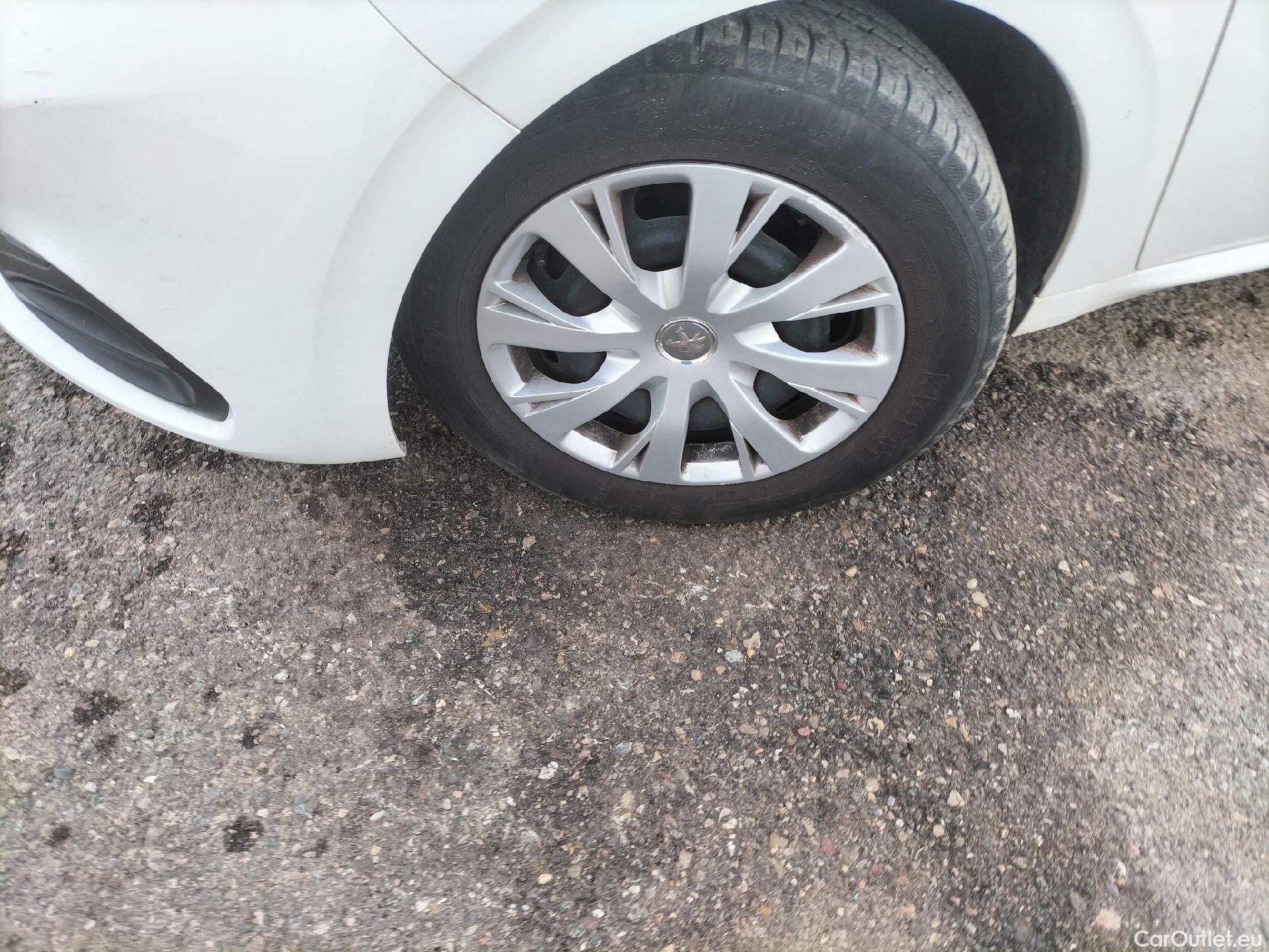  Peugeot  208 PEUGEOT  / 2015 / 5P / berlina con portón 5P ACTIVE BlueHDi 73kW (100CV) #8