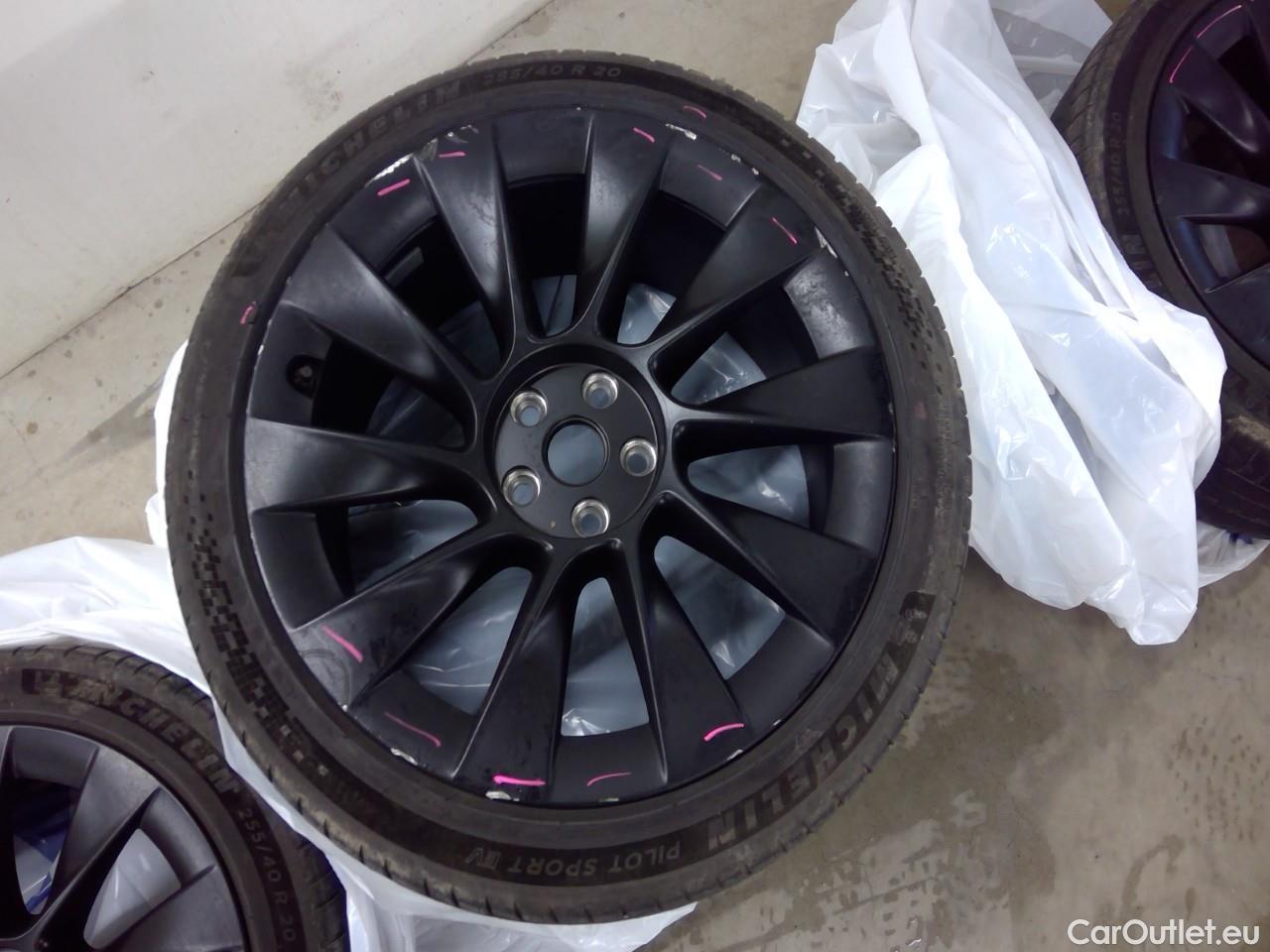  Tesla  Model Y  Long-Range AWD #2