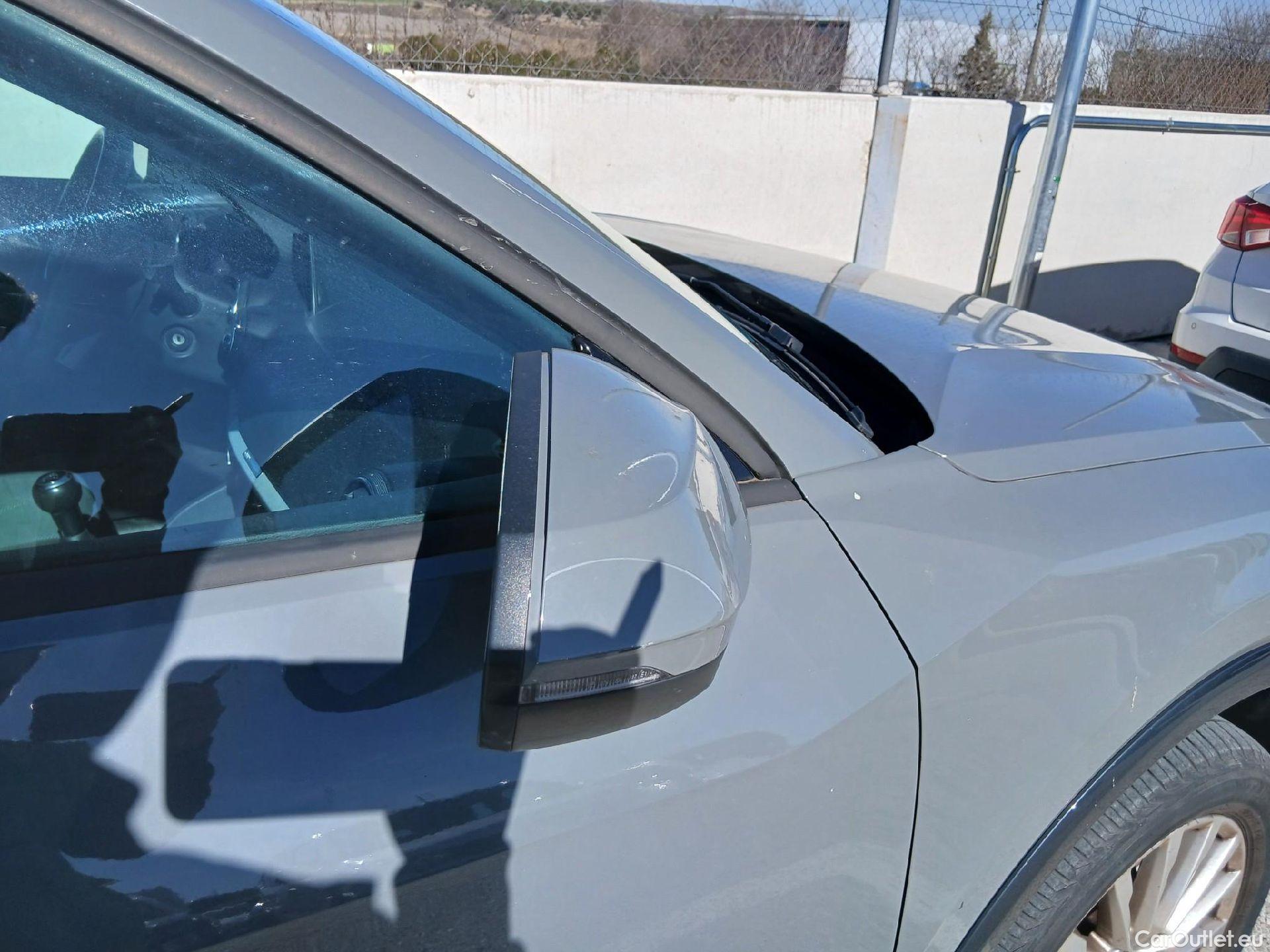  Audi  Q2 AUDI  / 2016 / 5P / todoterreno Design 30 TFSI 85kW (116CV) #36