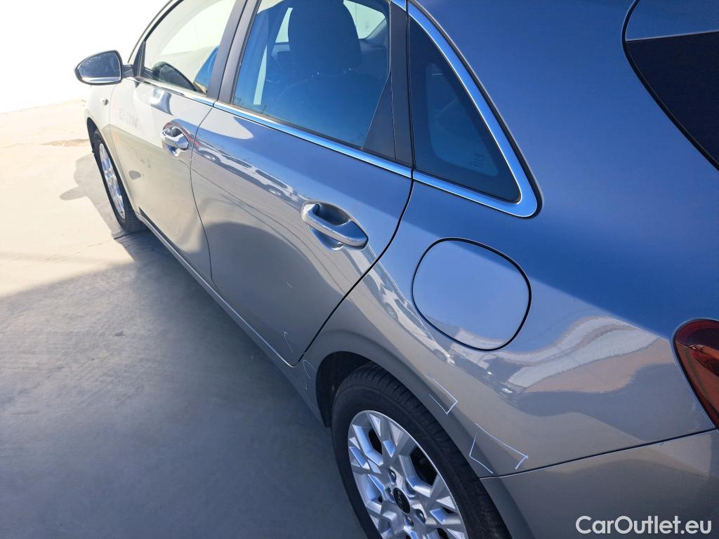  KIA  Cee'd KIA Ceed / 2021 / 5P / berlina con portón 1.0 T-GDi 88kW (120CV) Drive #28