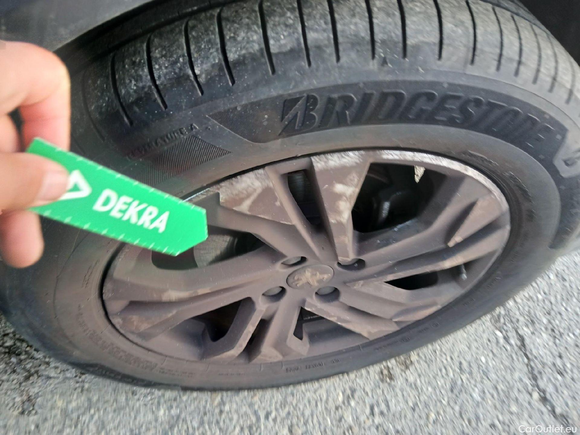  Peugeot  2008 PEUGEOT  / 2019 / 5P / todoterreno Allure Puretech 100 S&S BVM6 (CX) #35