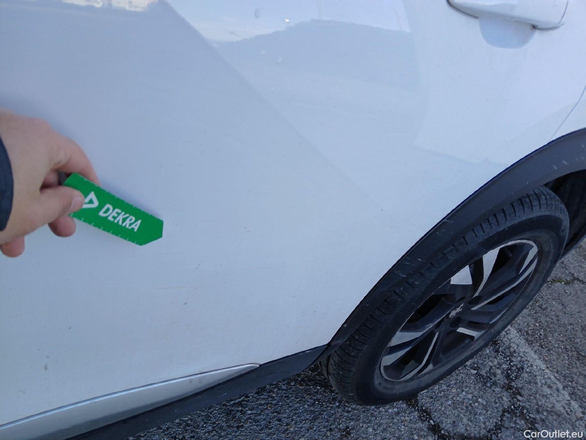  Peugeot  2008 PEUGEOT  / 2019 / 5P / todoterreno Allure Puretech 100 S&S BVM6 (CX) #19