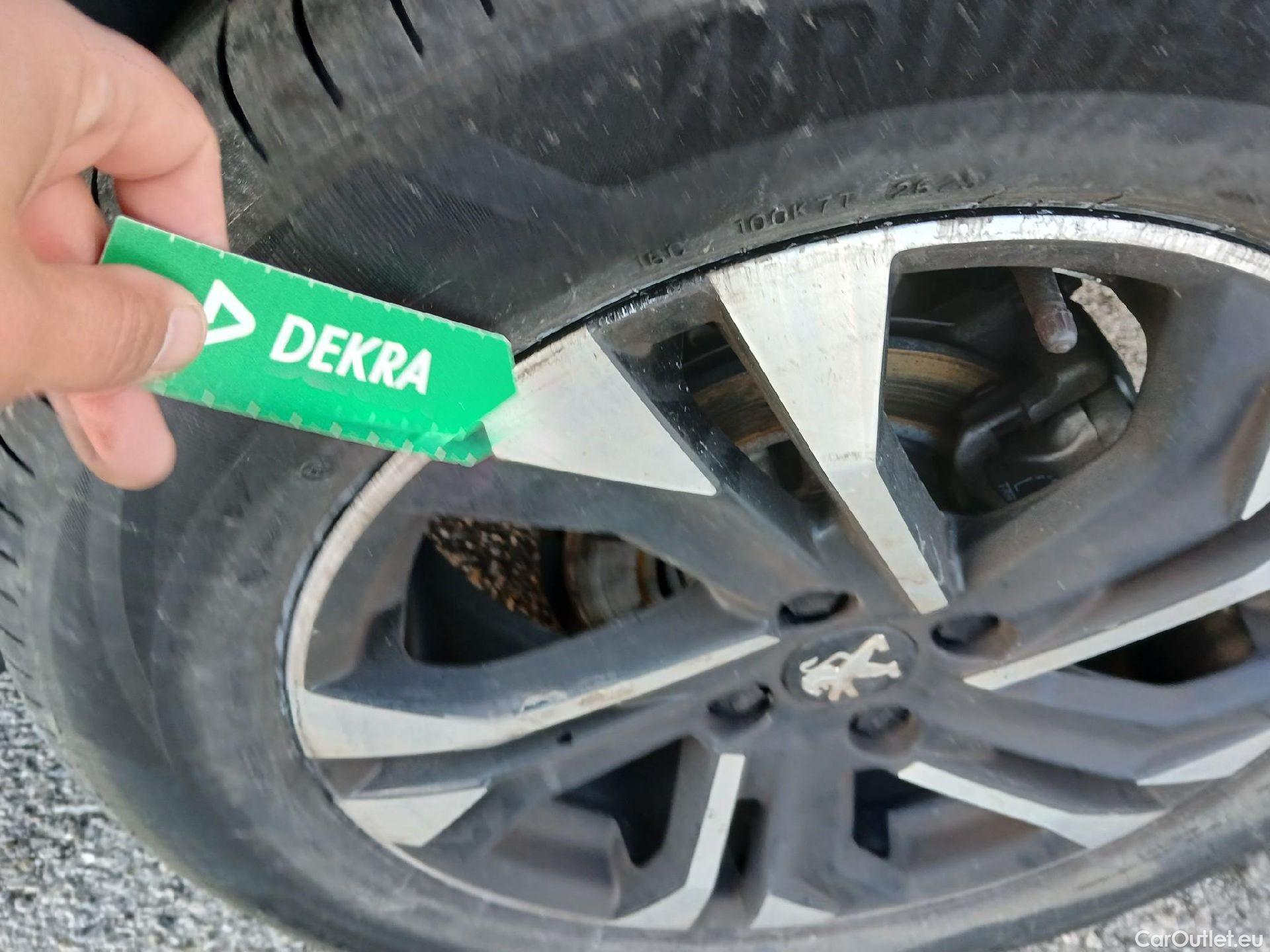  Peugeot  2008 PEUGEOT  / 2019 / 5P / todoterreno Allure Puretech 100 S&S BVM6 (CX) #22