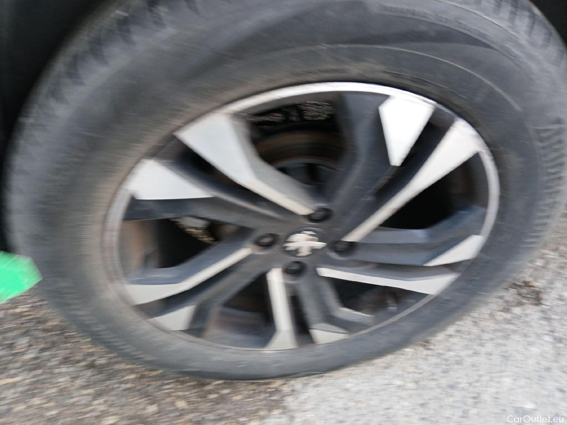  Peugeot  2008 PEUGEOT  / 2019 / 5P / todoterreno Allure Puretech 100 S&S BVM6 (CX) #30