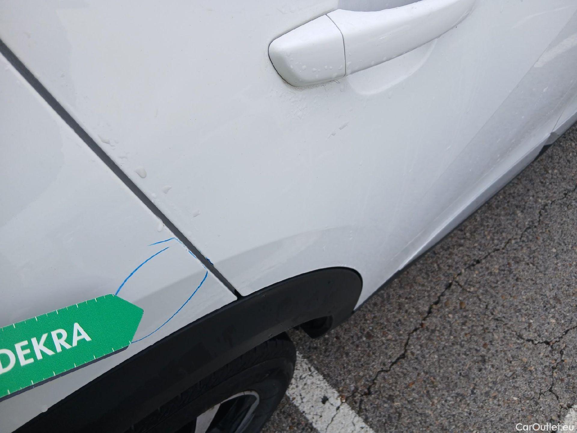  Peugeot  2008 PEUGEOT  / 2019 / 5P / todoterreno Allure BlueHDI 81kW (110CV) #21