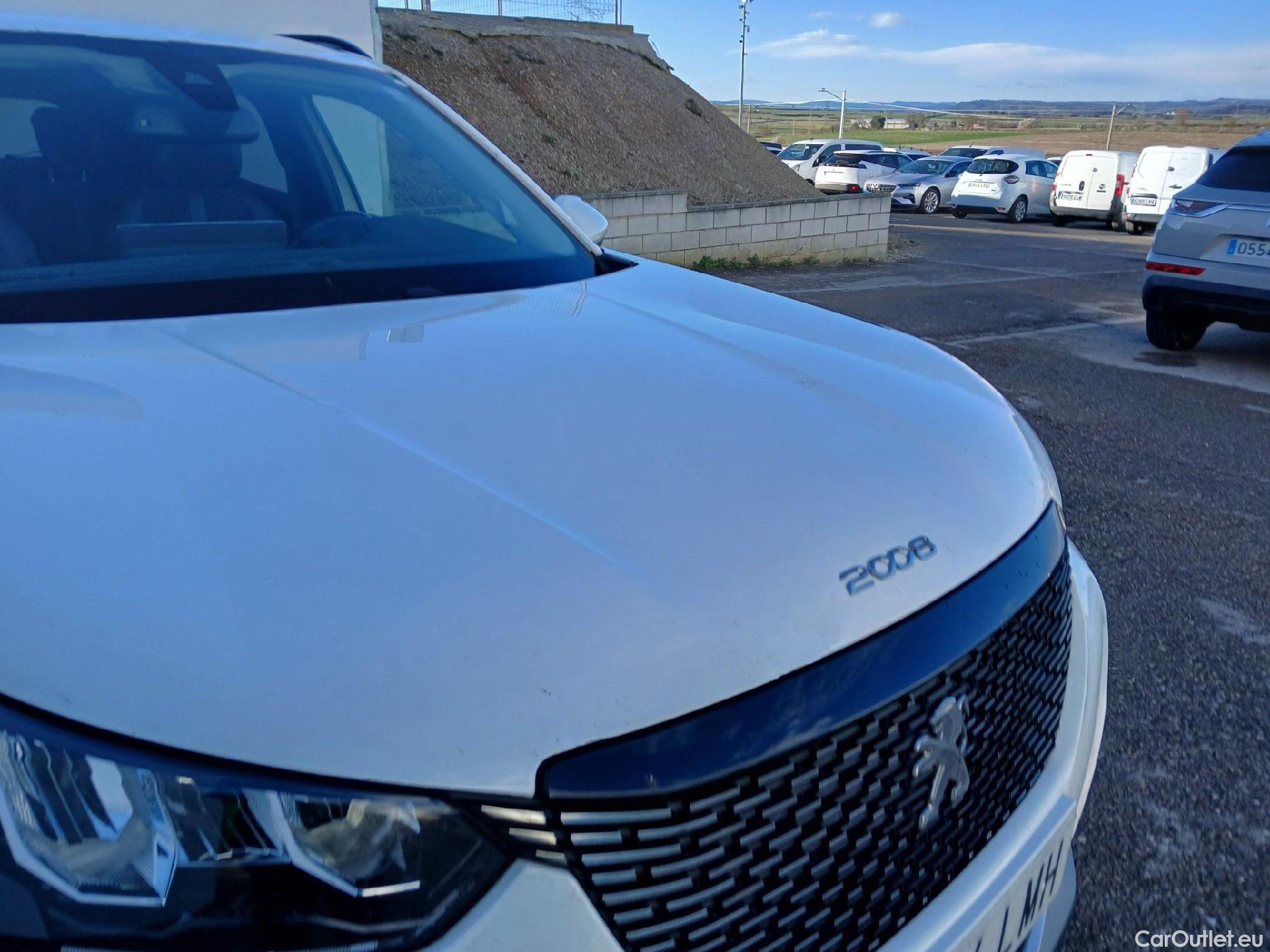  Peugeot  2008 PEUGEOT  / 2019 / 5P / todoterreno Allure Puretech 100 S&S BVM6 (CX) #5