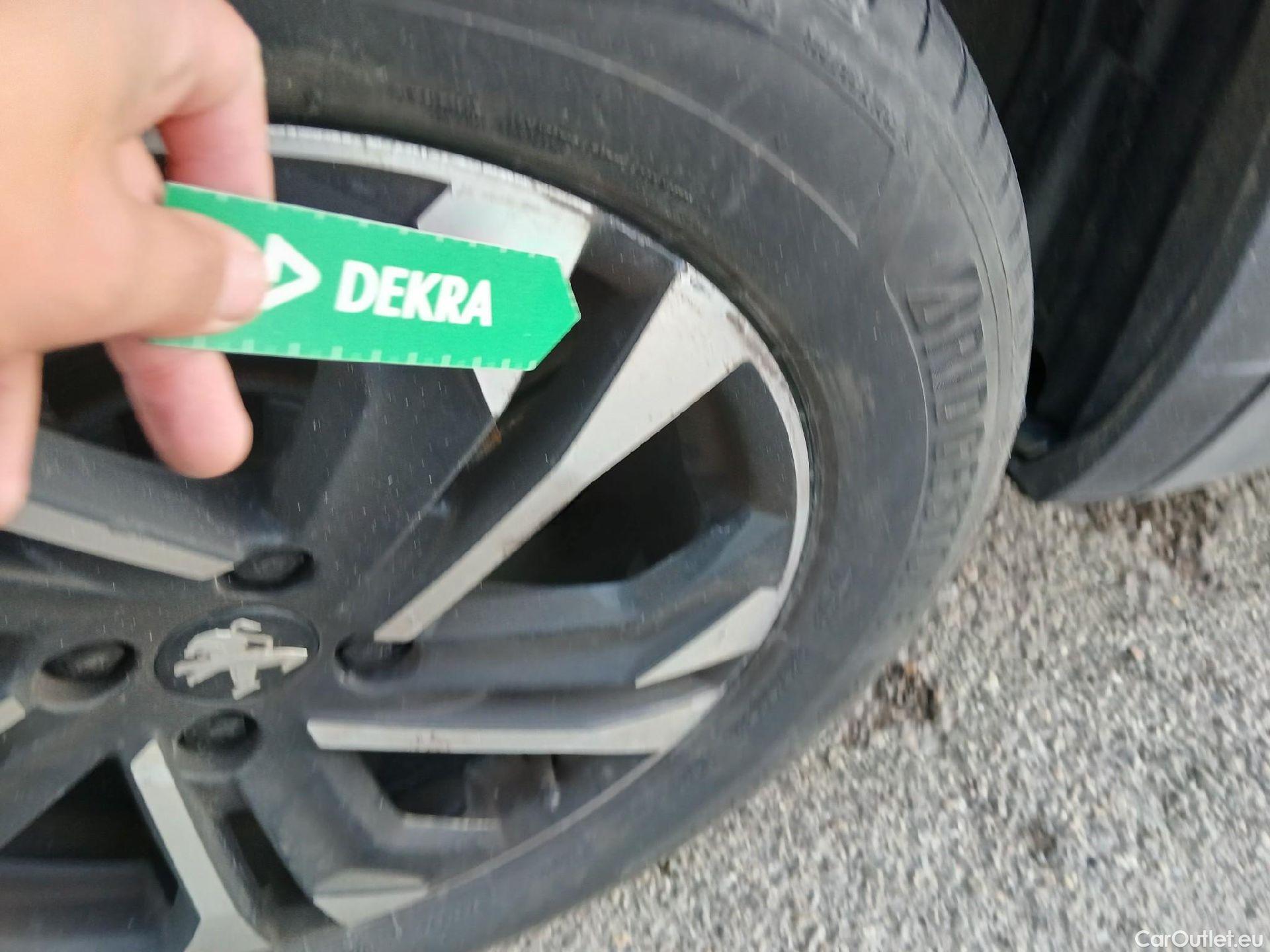  Peugeot  2008 PEUGEOT  / 2019 / 5P / todoterreno Allure Puretech 100 S&S BVM6 (CX) #29