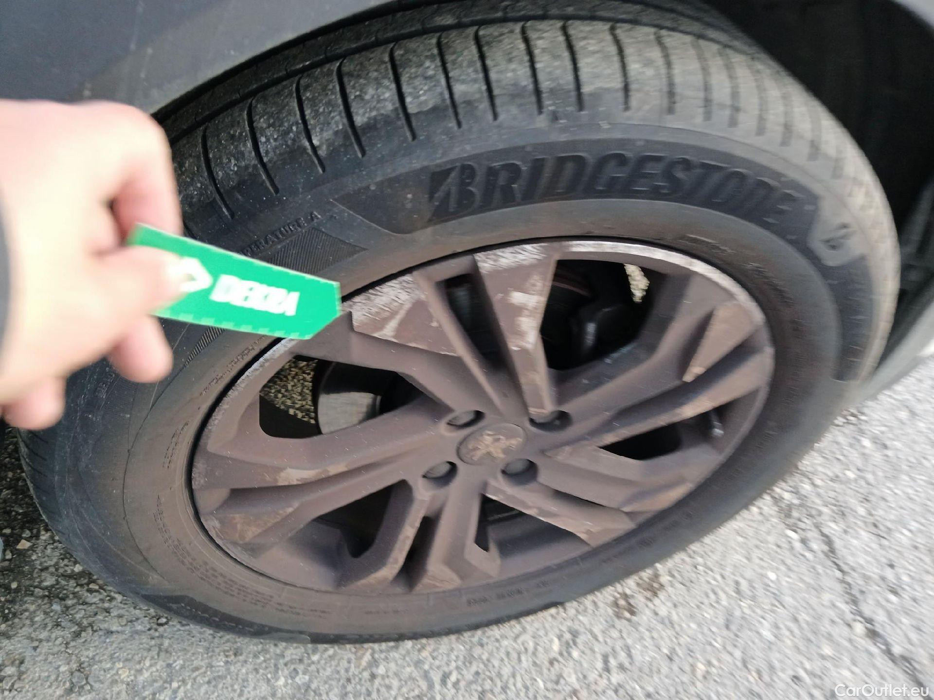  Peugeot  2008 PEUGEOT  / 2019 / 5P / todoterreno Allure Puretech 100 S&S BVM6 (CX) #36