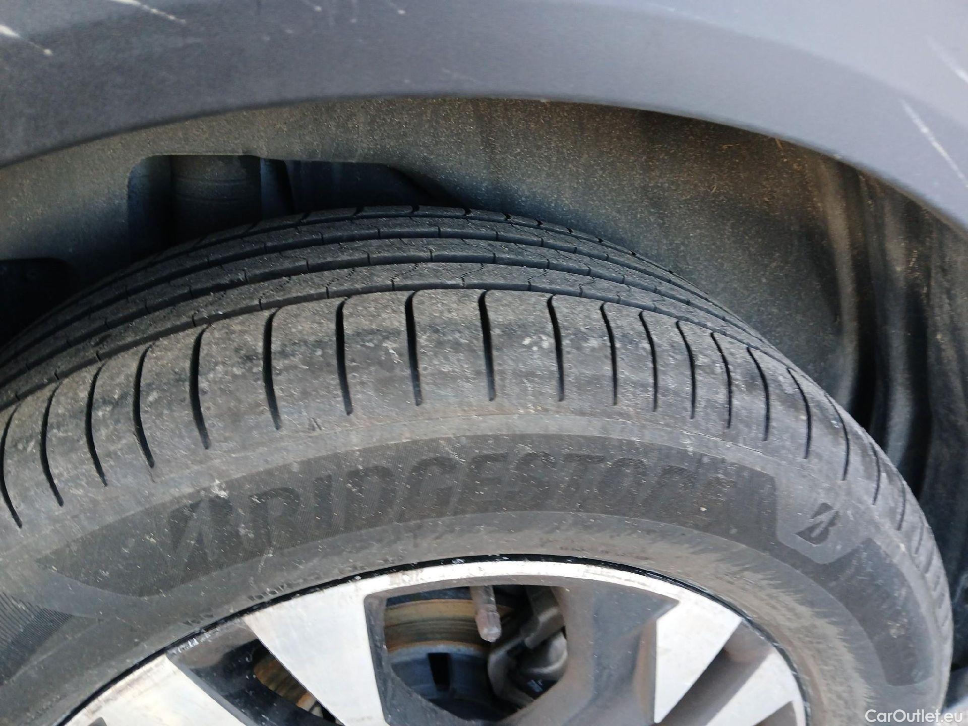  Peugeot  2008 PEUGEOT  / 2019 / 5P / todoterreno Allure Puretech 100 S&S BVM6 (CX) #21