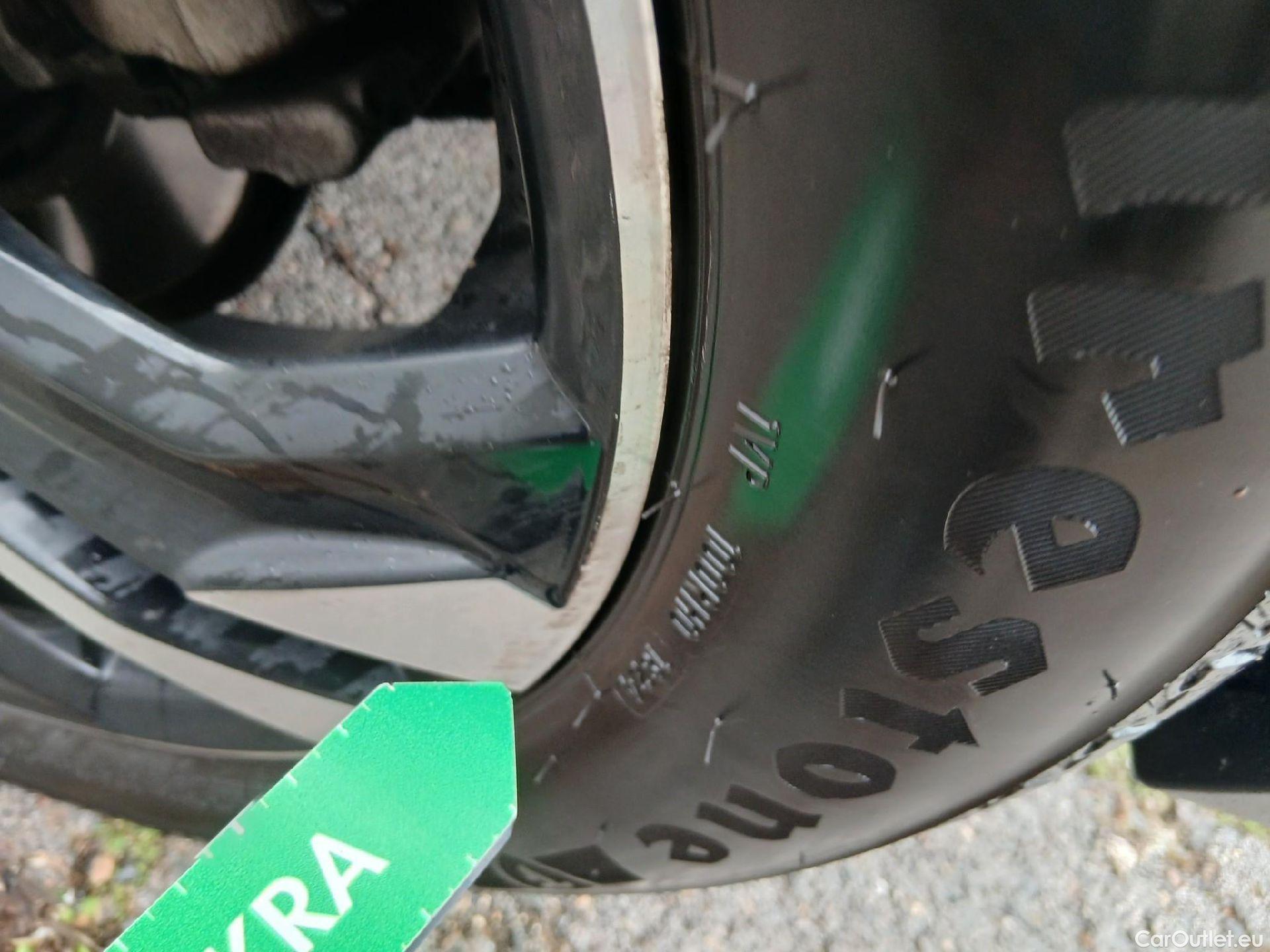  Peugeot  2008 PEUGEOT  / 2019 / 5P / todoterreno Allure BlueHDI 81kW (110CV) #3