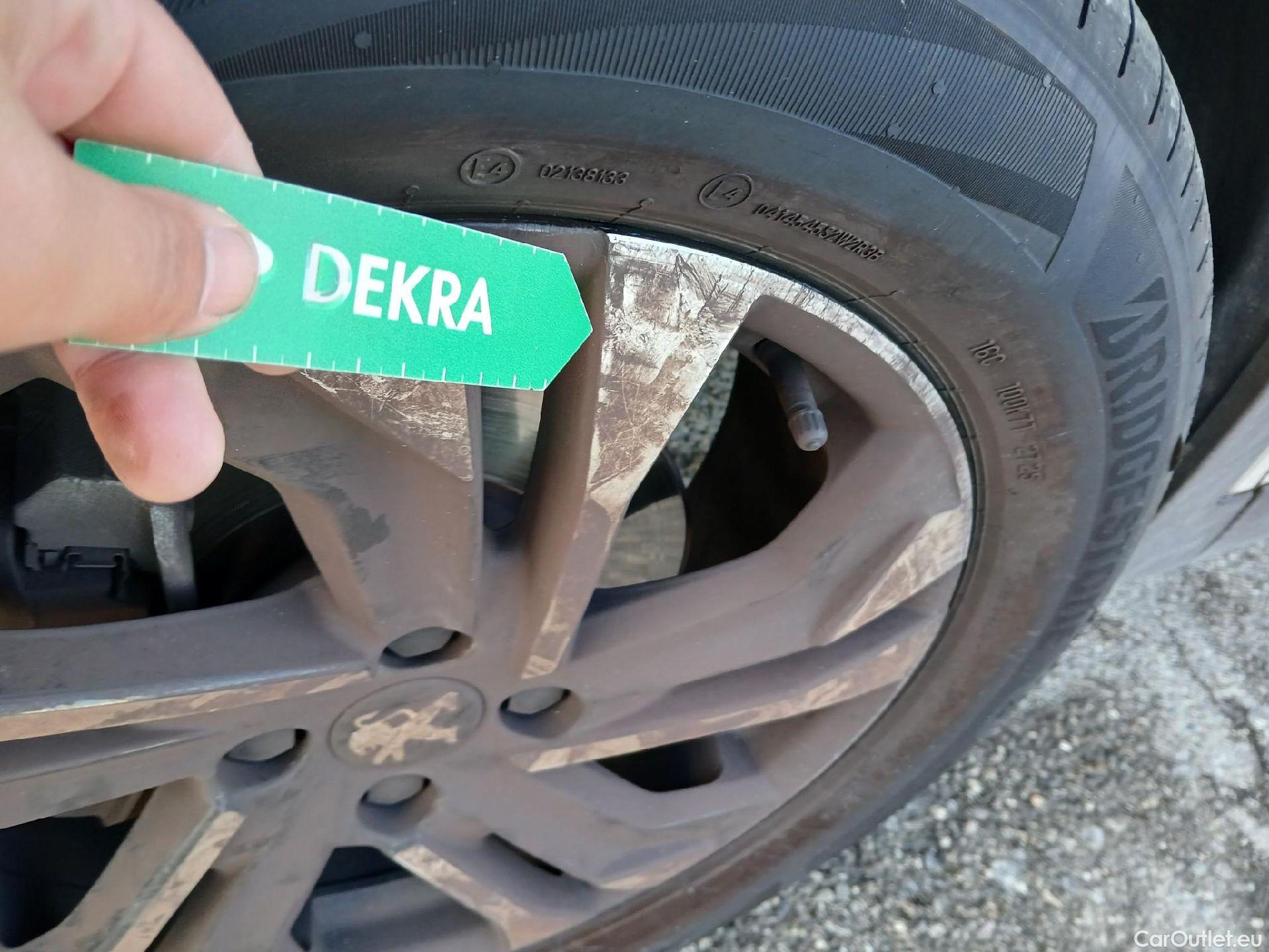  Peugeot  2008 PEUGEOT  / 2019 / 5P / todoterreno Allure Puretech 100 S&S BVM6 (CX) #13