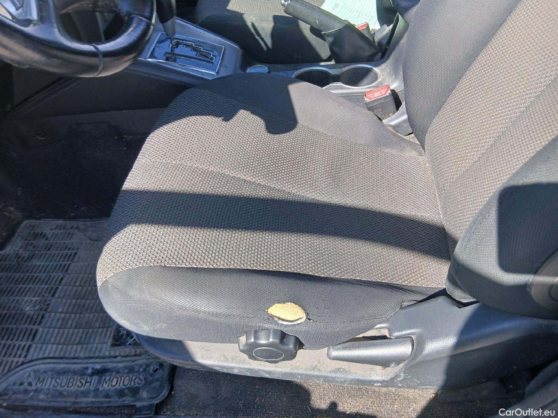  Mitsubishi  L200 MITSUBISHI  / 2019 / 4P / pickup doble cabina D/C 220 DI-D Motion Auto #5