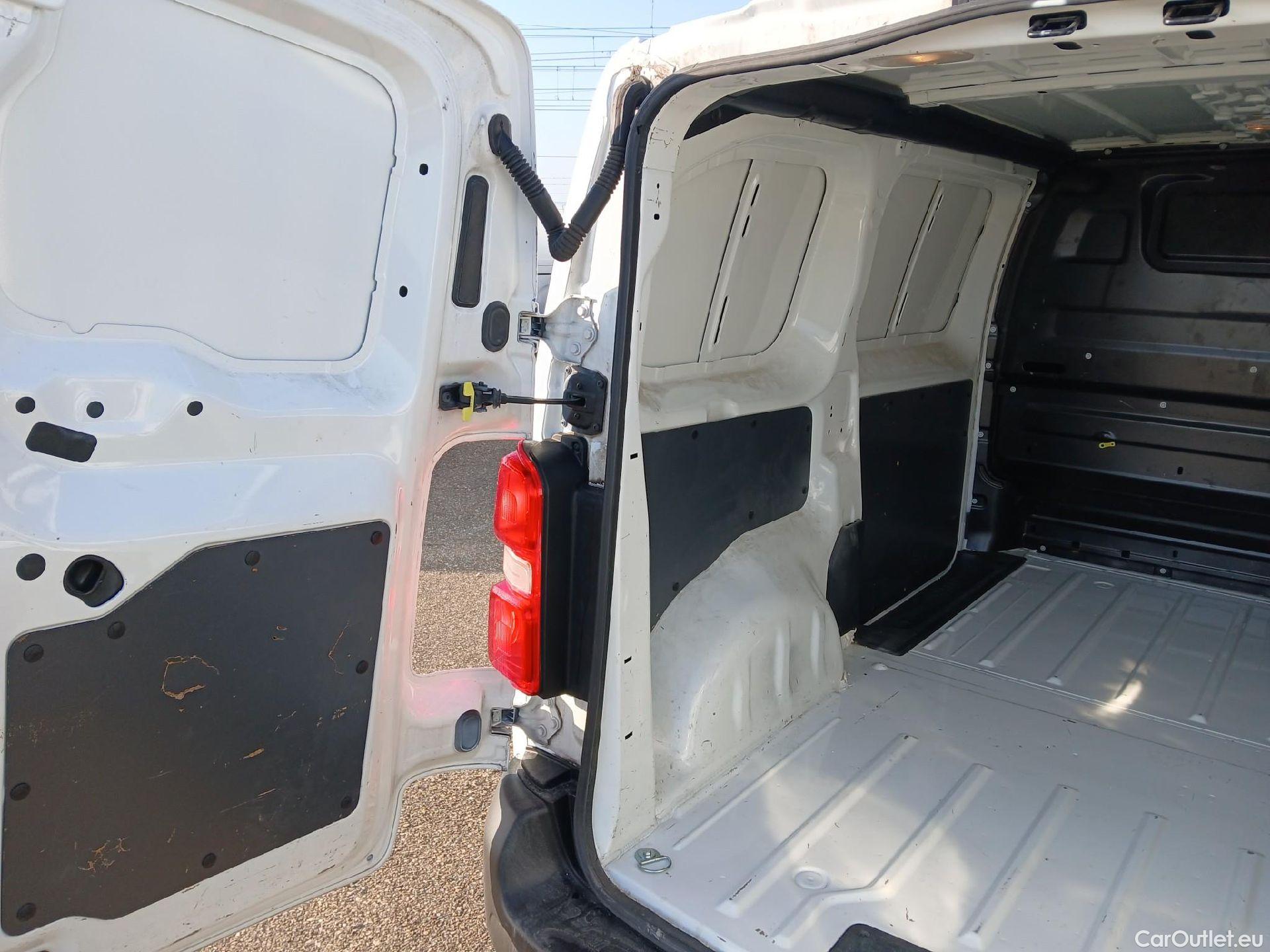  Opel  Vivaro OPEL  / 2019 / 4P / furgón 1.5 Diésel 88kW (120CV) M Std Express #15