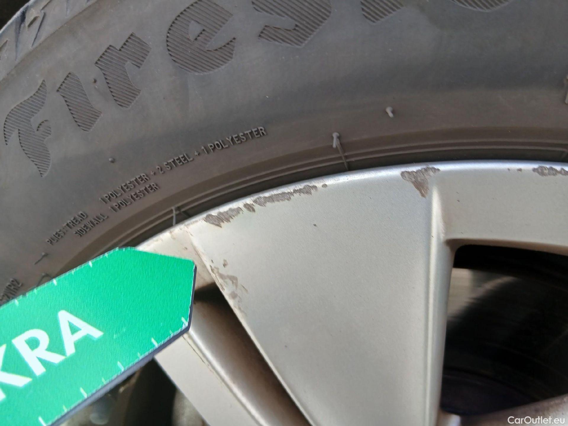  Volkswagen  Golf  VIII Berlina Life 2.0 TDI 115CV MT6 E6d #8