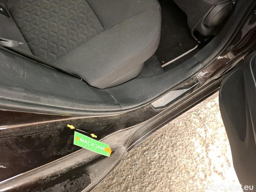  Toyota  Corolla TOYOTA  / 2018 / 5P / Berline Hybride 122h Dynamic Business #131