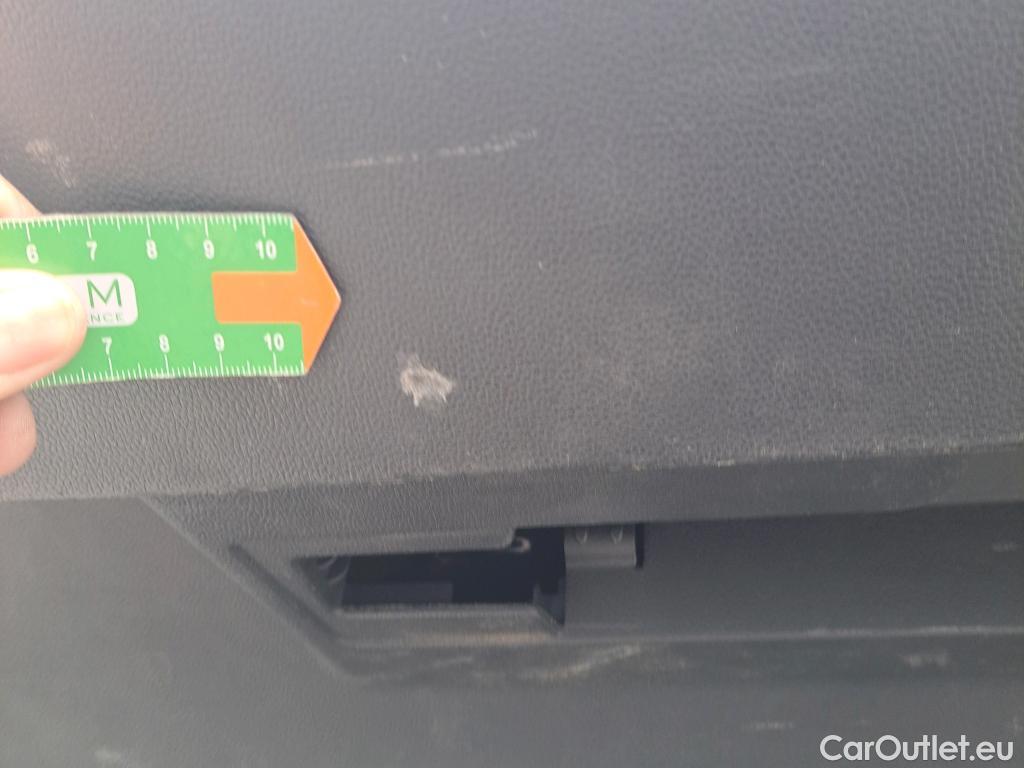  Volkswagen  Golf  VOLKSWAGEN / 2020 / 5P / berlina con portón Life 2.0 TDI 85kW (115CV) #6