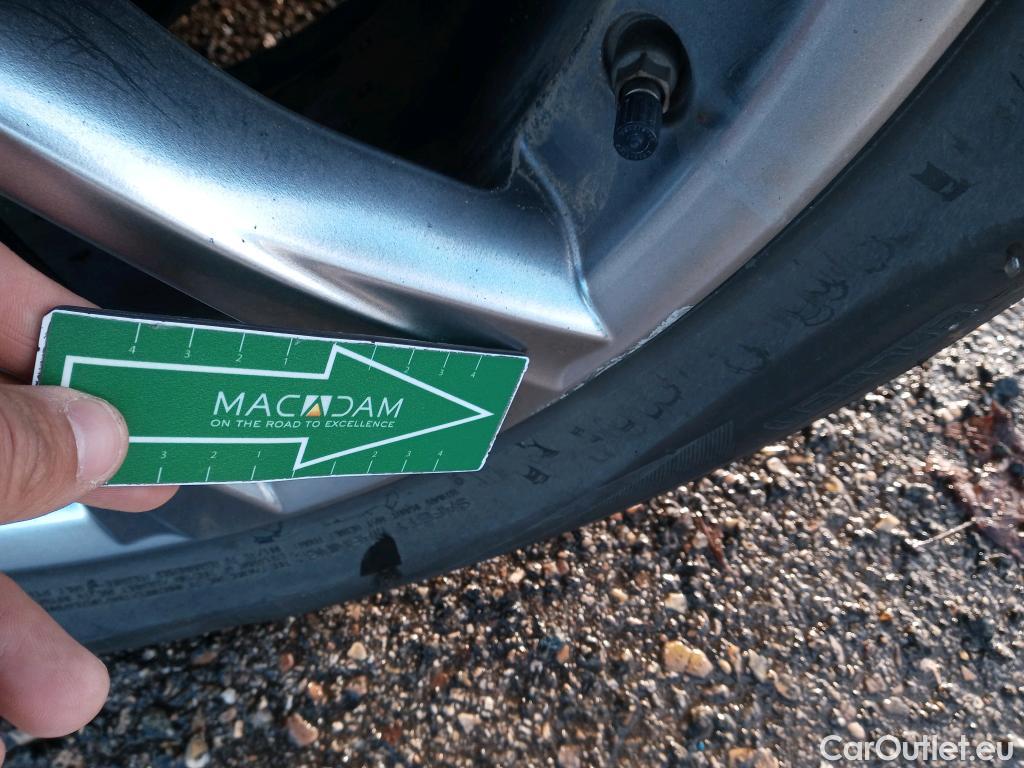  Toyota  RAV4 TOYOTA  / 2015 / 5P / todoterreno 2.5l hybrid 4WD Advance #16