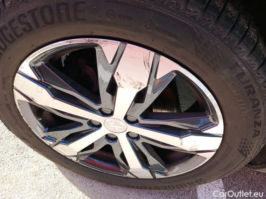  Peugeot  5008 PEUGEOT  / 2020 / 5P / todoterreno 1.6 PureTech 132KW S&S GT Pack EAT8 #3