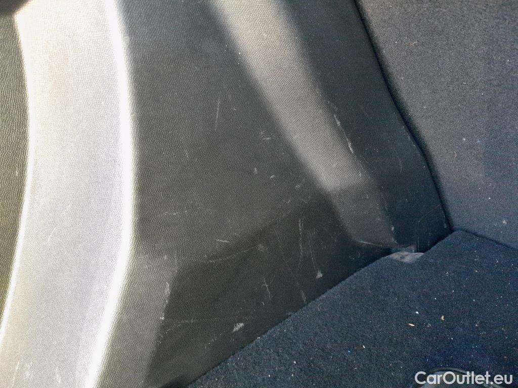  Peugeot  2008 PEUGEOT  / 2019 / 5P / todoterreno Allure BlueHDI 81kW (110CV) #18