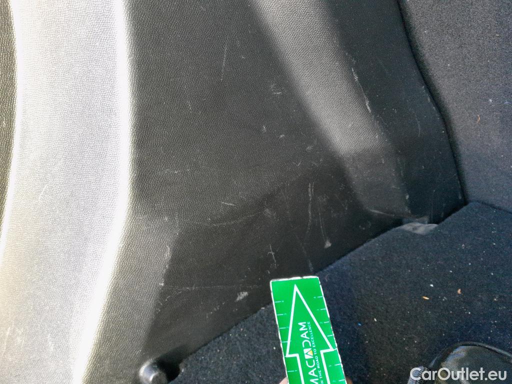  Peugeot  2008 PEUGEOT  / 2019 / 5P / todoterreno Allure BlueHDI 81kW (110CV) #19