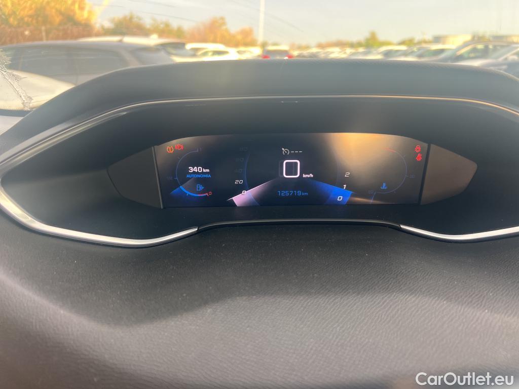  Peugeot  308 PEUGEOT  / 2017 / 5P / berlina con portón 5P Active Pack BlueHDi 100 S&S #37