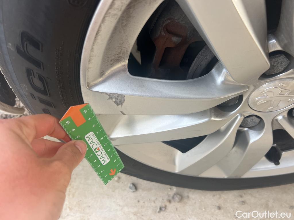  Peugeot  308 PEUGEOT  / 2017 / 5P / berlina con portón 5P Active Pack BlueHDi 100 S&S #17