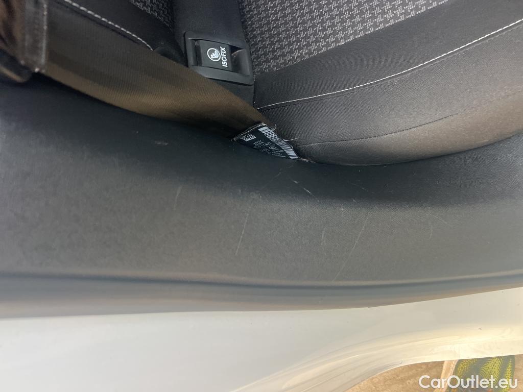  Peugeot  308 PEUGEOT  / 2017 / 5P / berlina con portón 5P Active Pack BlueHDi 100 S&S #24